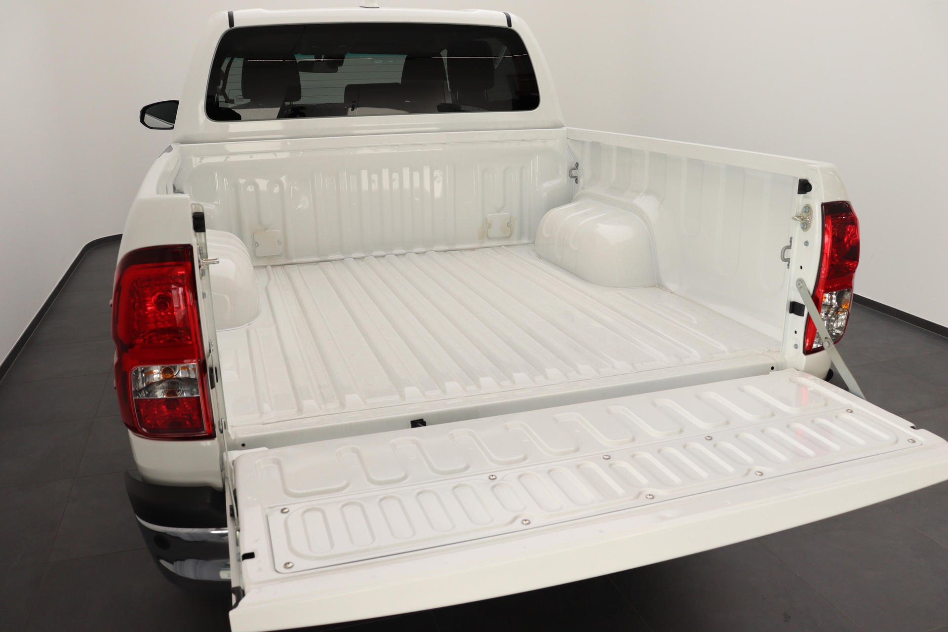 TOYOTA Hilux Double Cab.-Pick-up 2.8 D-4D MHEV 204 Style-image-5