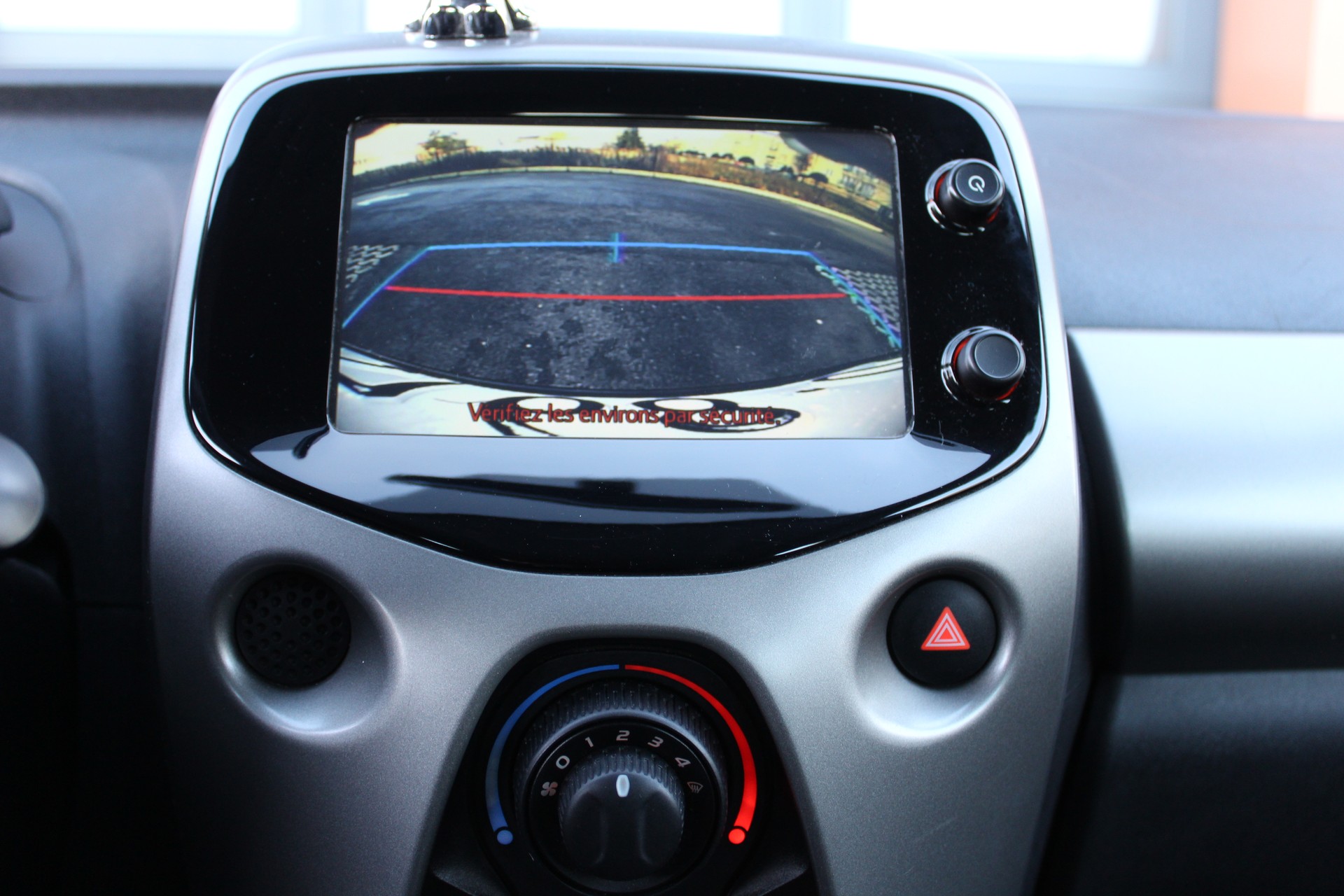 PEUGEOT 108 1.2 VTi Active Top-image-12