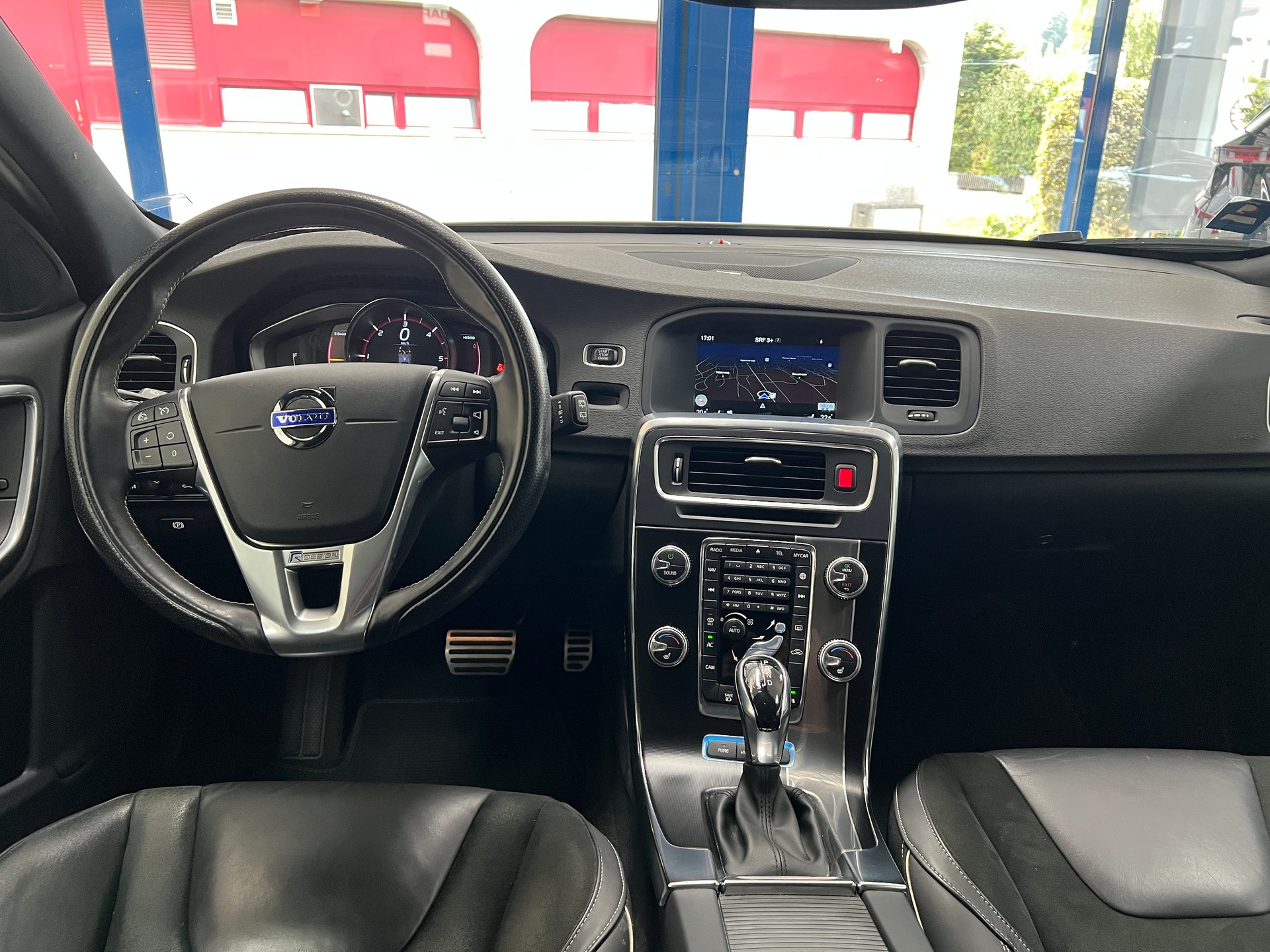 VOLVO V60 D6 AWD Plug-in Hybrid Momentum R-Design-image-7