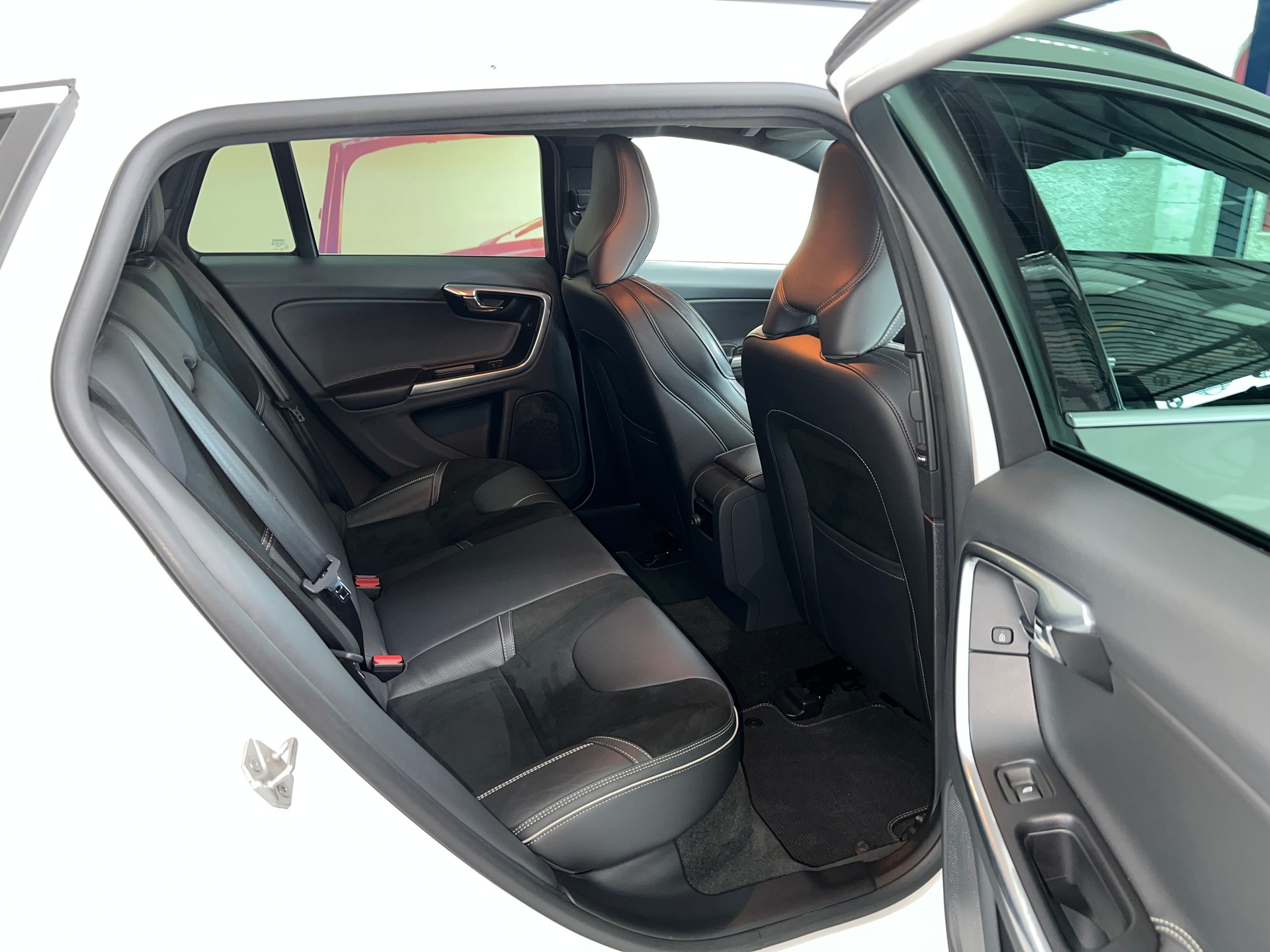 VOLVO V60 D6 AWD Plug-in Hybrid Momentum R-Design-image-5