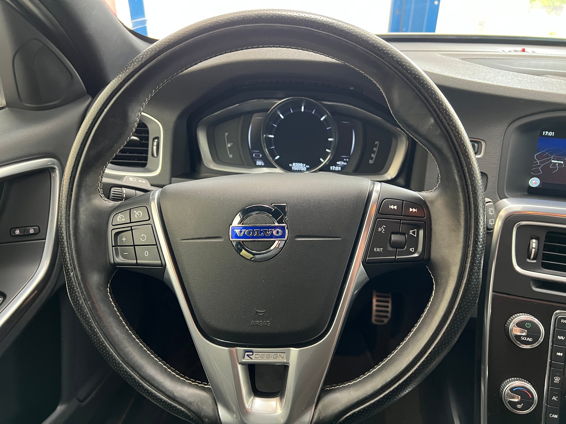 VOLVO V60 D6 AWD Plug-in Hybrid Momentum R-Design-image-10