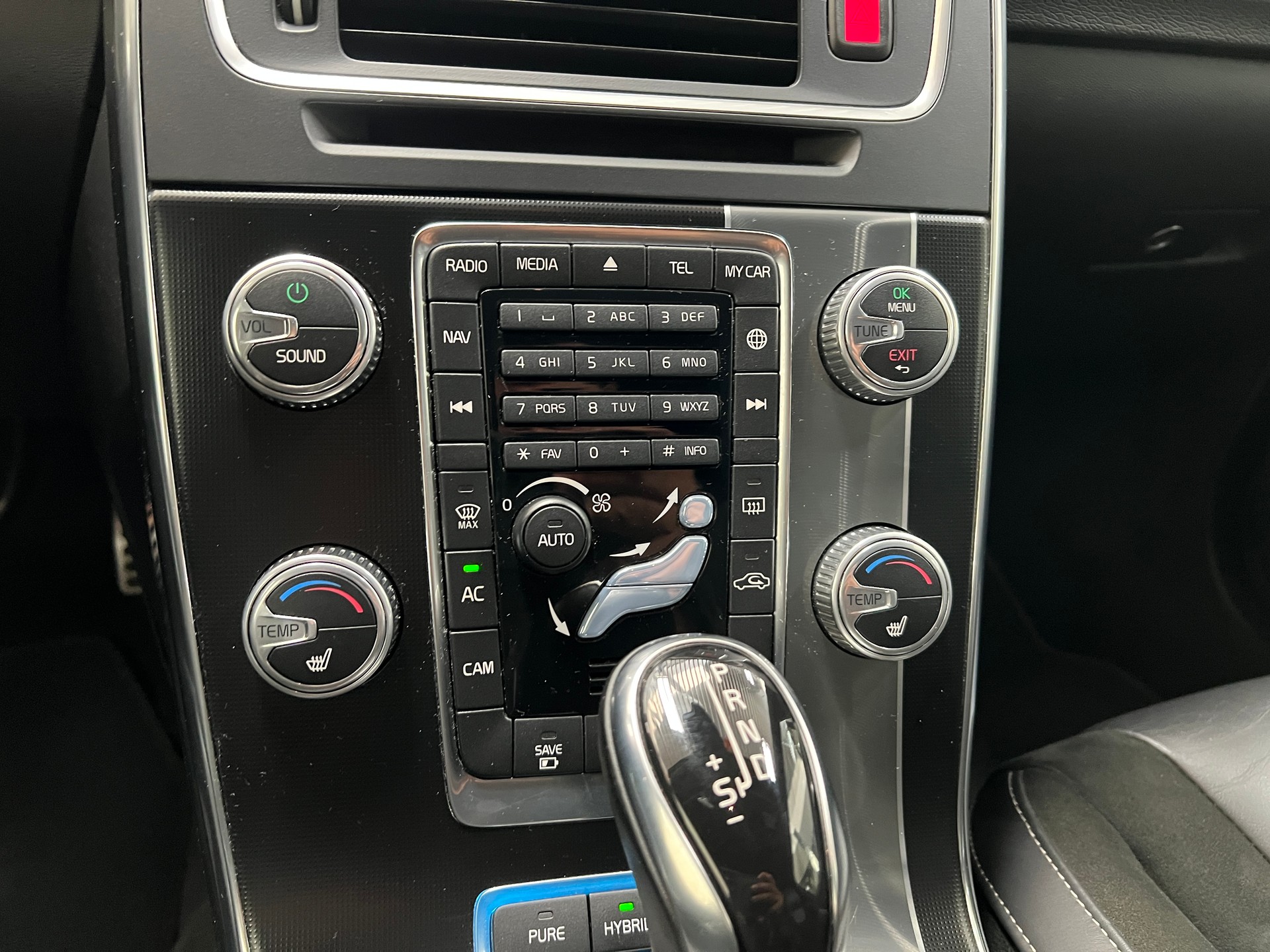 VOLVO V60 D6 AWD Plug-in Hybrid Momentum R-Design-image-9