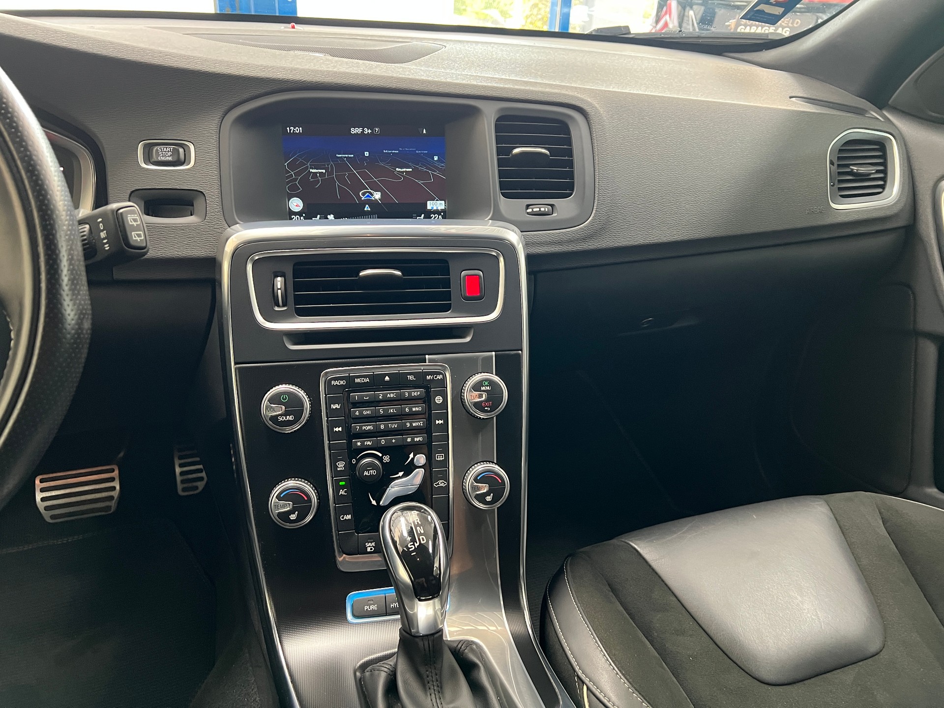 VOLVO V60 D6 AWD Plug-in Hybrid Momentum R-Design-image-8