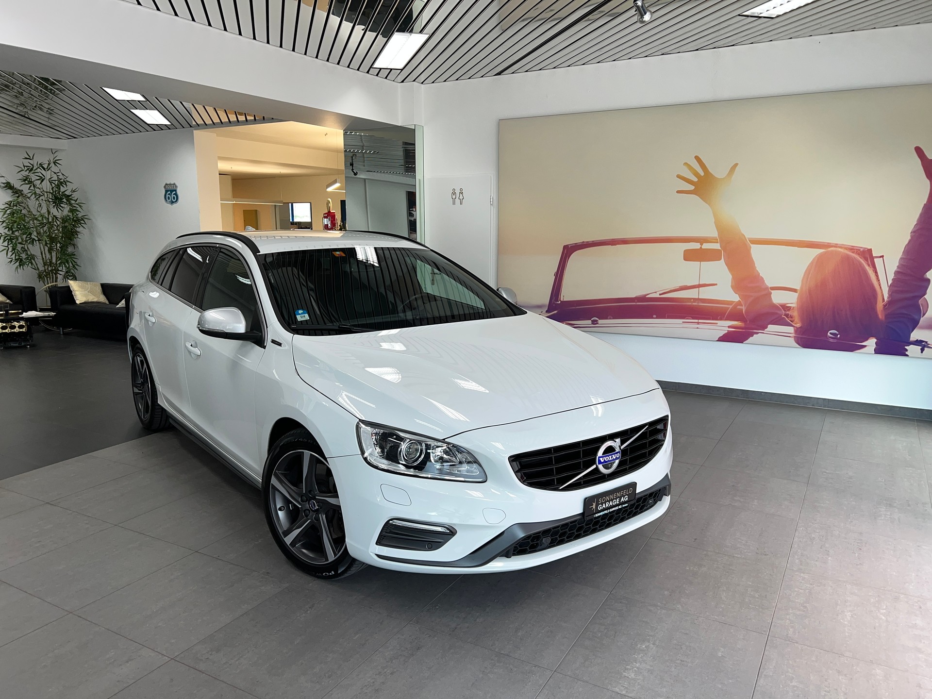 VOLVO V60 D6 AWD Plug-in Hybrid Momentum R-Design-image-1