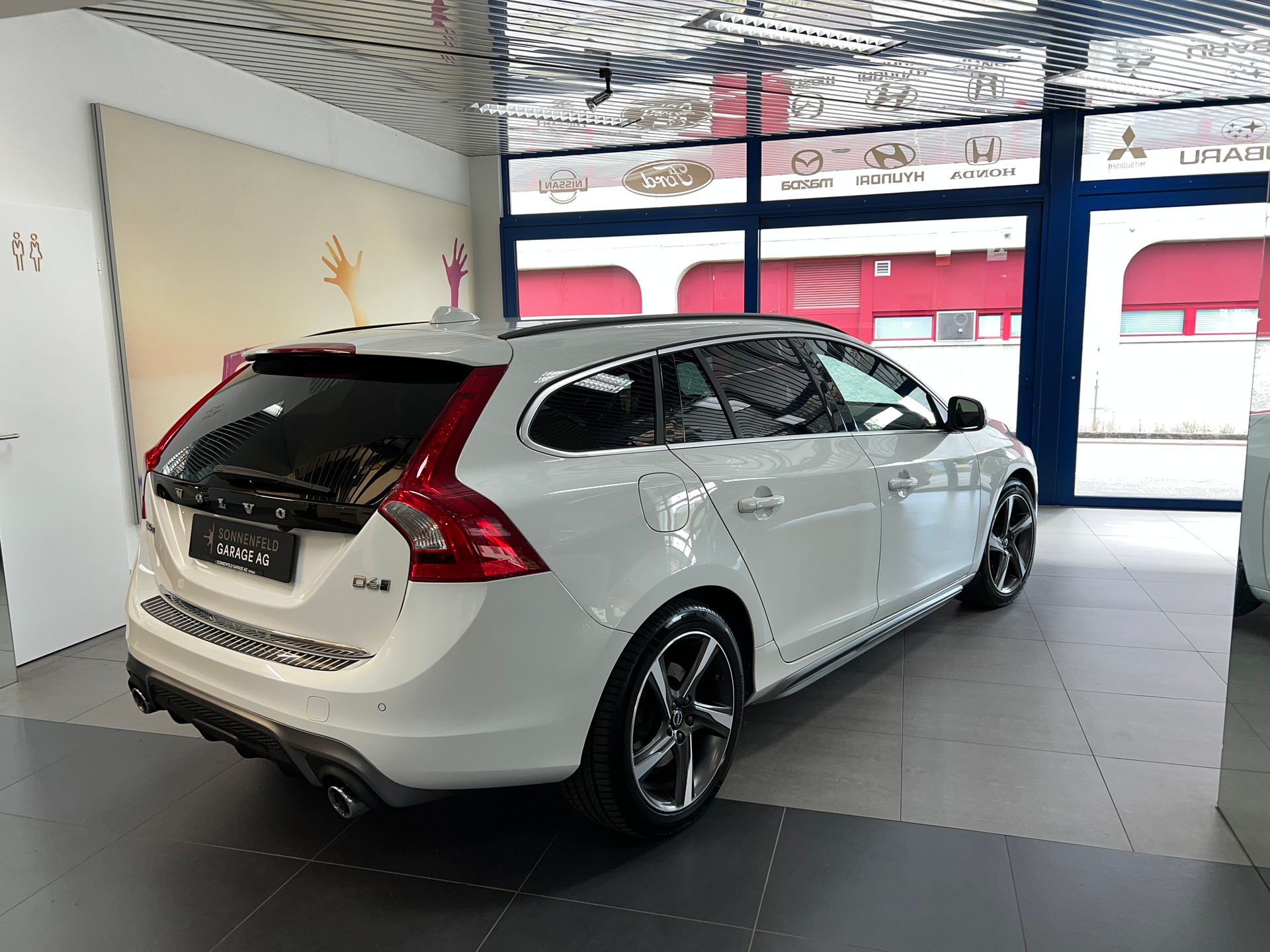 VOLVO V60 D6 AWD Plug-in Hybrid Momentum R-Design-image-4