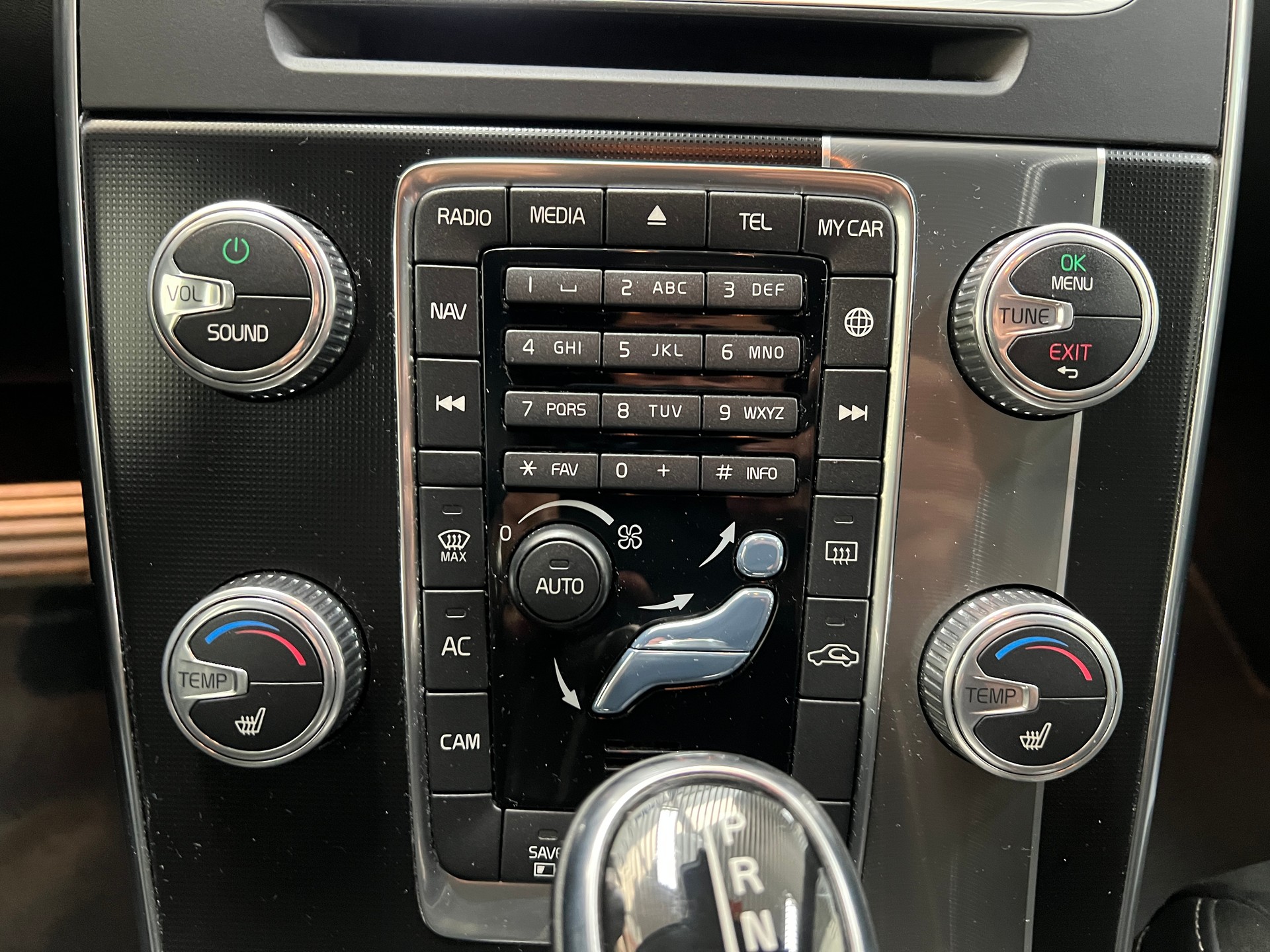 VOLVO V60 D6 AWD Plug-in Hybrid Momentum R-Design-image-12