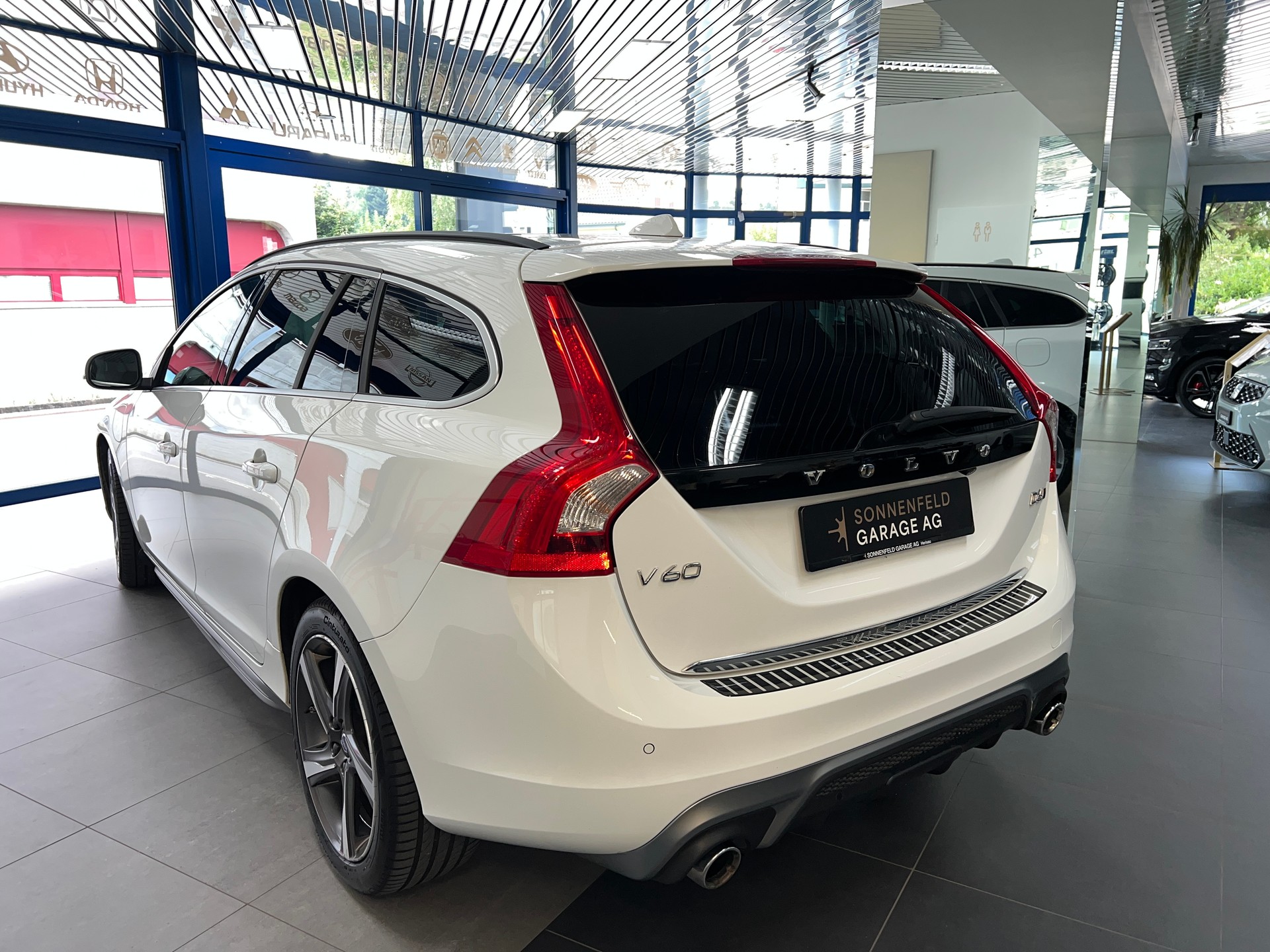 VOLVO V60 D6 AWD Plug-in Hybrid Momentum R-Design-image-3