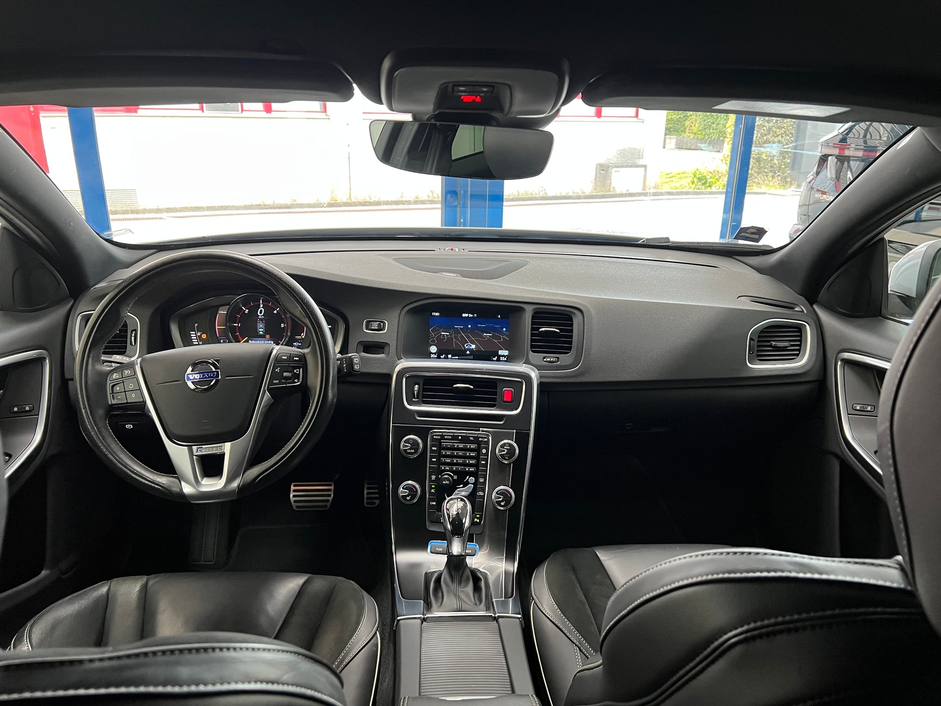 VOLVO V60 D6 AWD Plug-in Hybrid Momentum R-Design-image-6