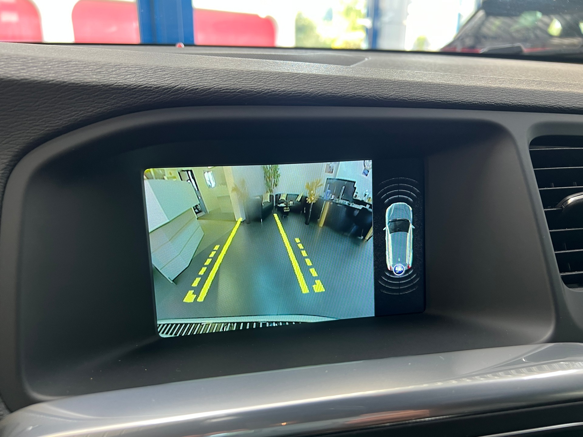 VOLVO V60 D6 AWD Plug-in Hybrid Momentum R-Design-image-14