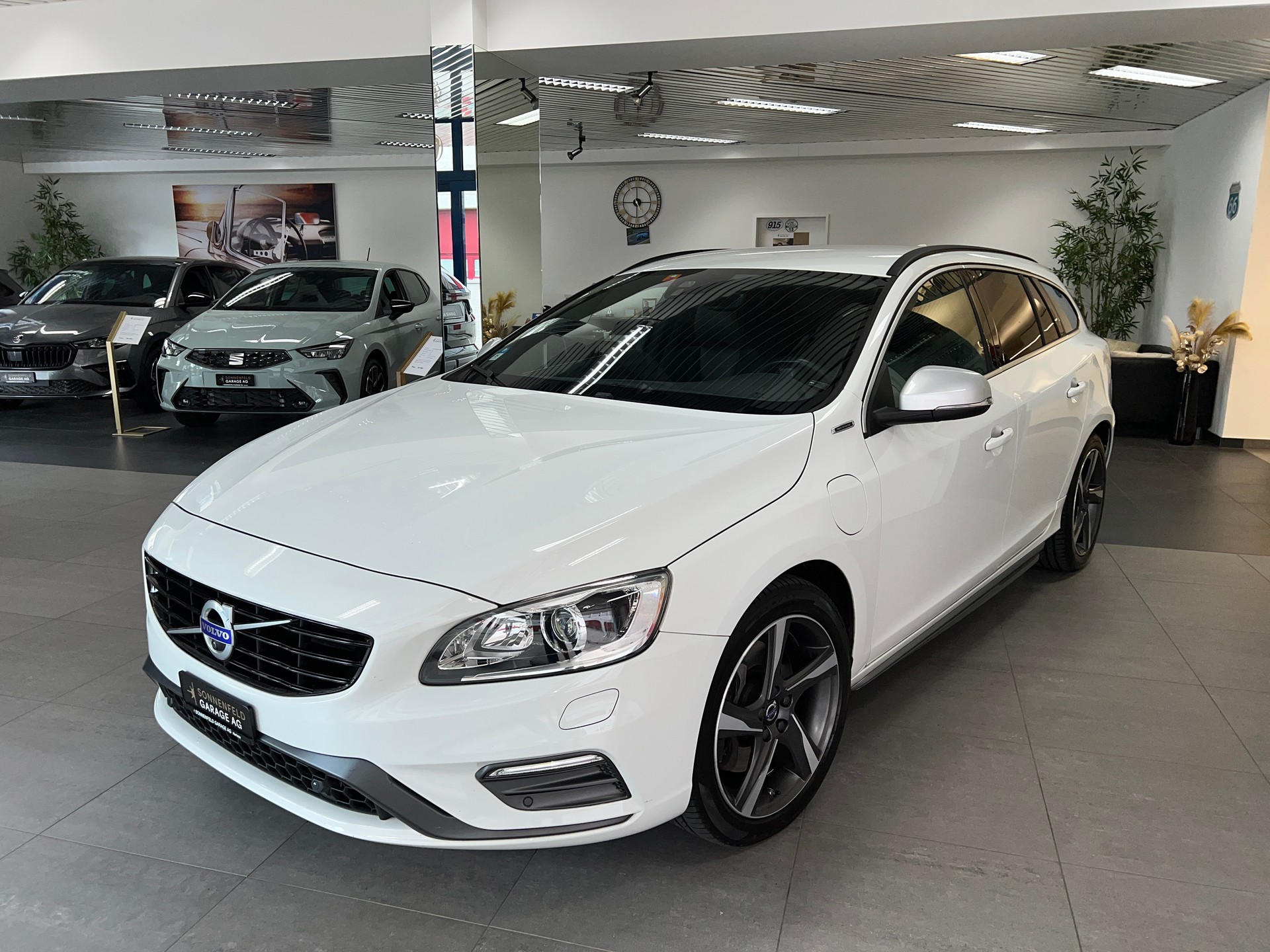 VOLVO V60 D6 AWD Plug-in Hybrid Momentum R-Design-image-2