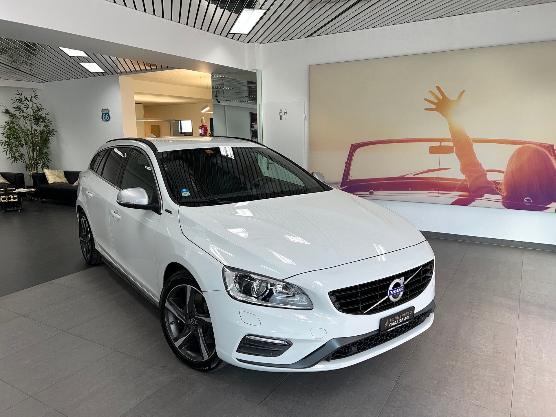 VOLVO V60 D6 AWD Plug-in Hybrid Momentum R-Design-image-0