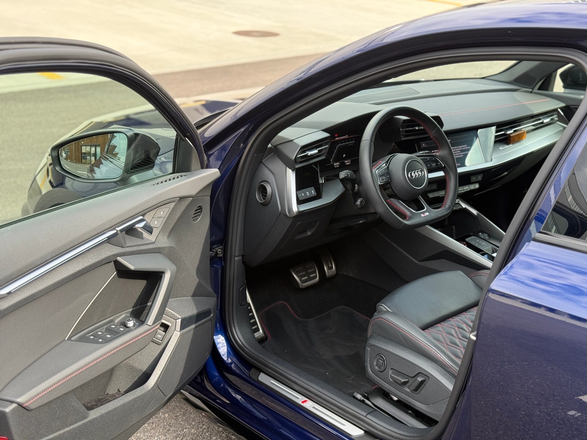 AUDI S3 Limousine 2.0 TFSI quattro S-Tronic-image-4