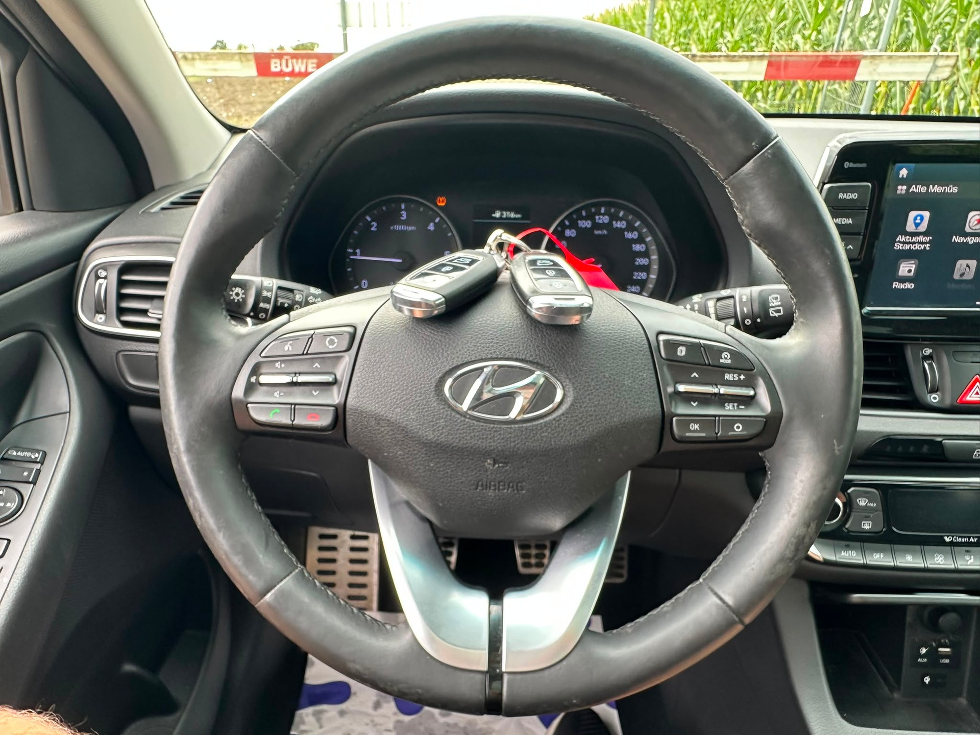 HYUNDAI i30 1.6 CRDi Launch Plus-image-11