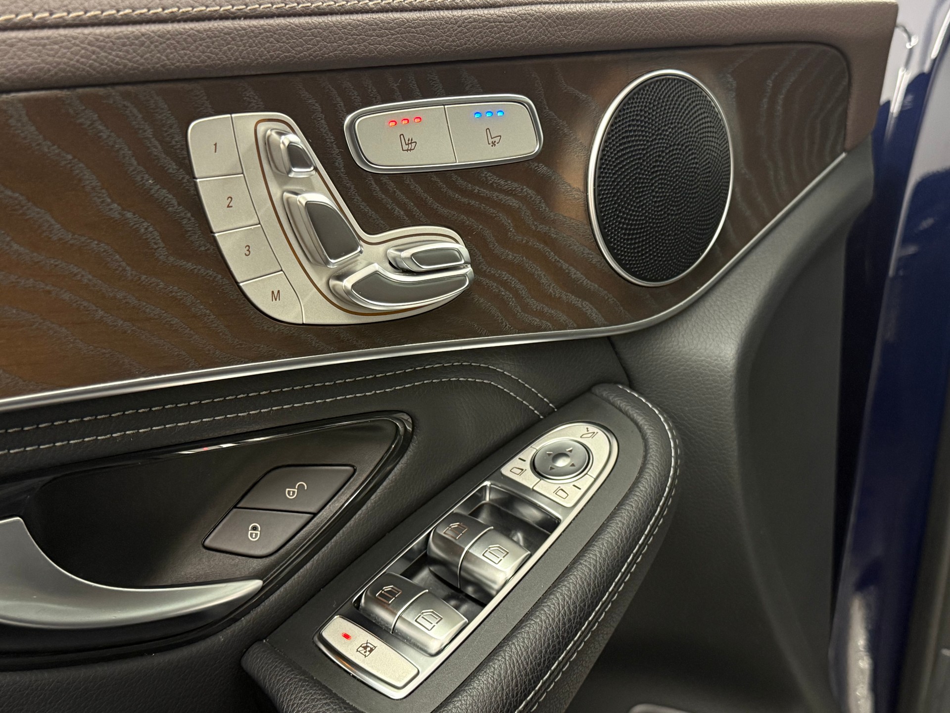 MERCEDES-BENZ GLC 300 4Matic AMG Line 9G-Tronic-image-11