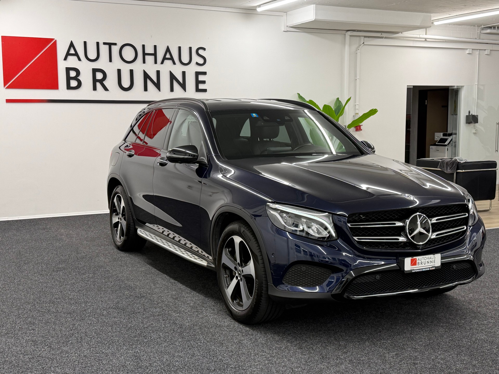 MERCEDES-BENZ GLC 300 4Matic AMG Line 9G-Tronic-image-2