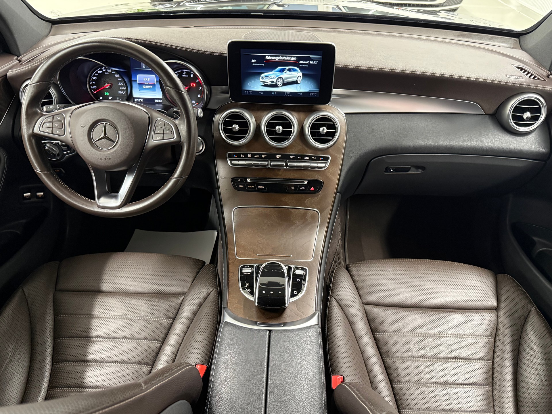 MERCEDES-BENZ GLC 300 4Matic AMG Line 9G-Tronic-image-12