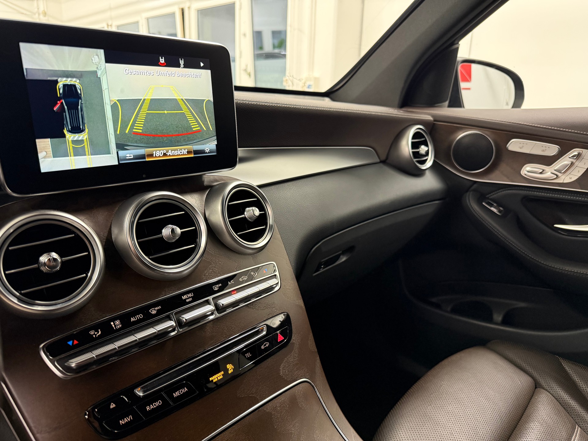 MERCEDES-BENZ GLC 300 4Matic AMG Line 9G-Tronic-image-14
