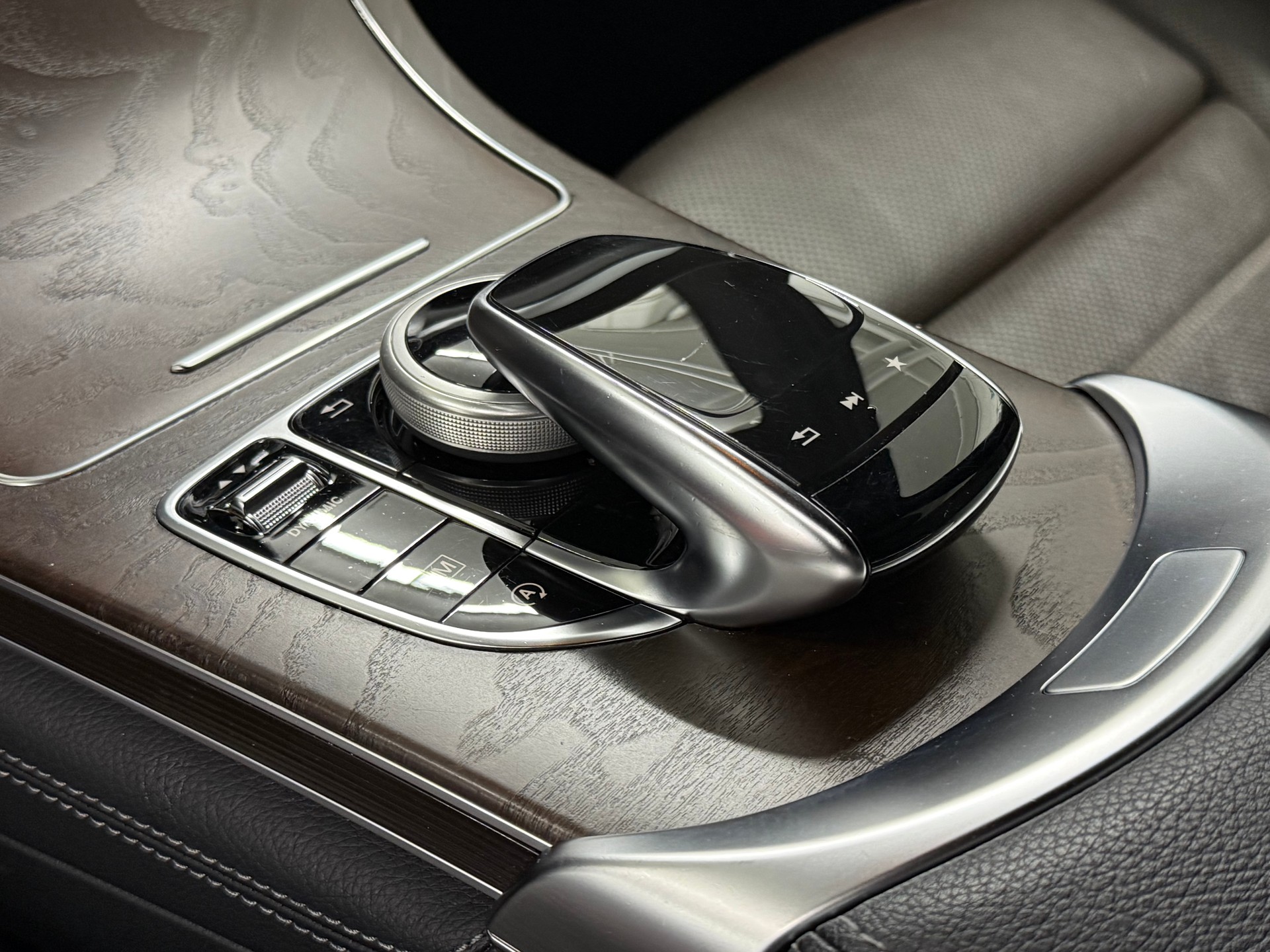 MERCEDES-BENZ GLC 300 4Matic AMG Line 9G-Tronic-image-15