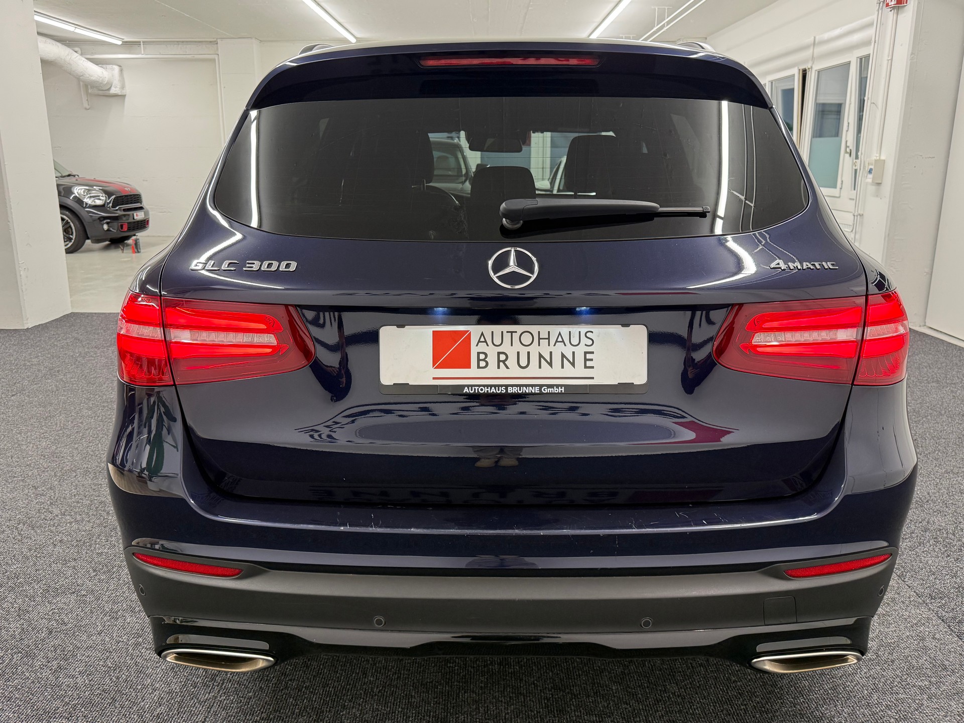 MERCEDES-BENZ GLC 300 4Matic AMG Line 9G-Tronic-image-4
