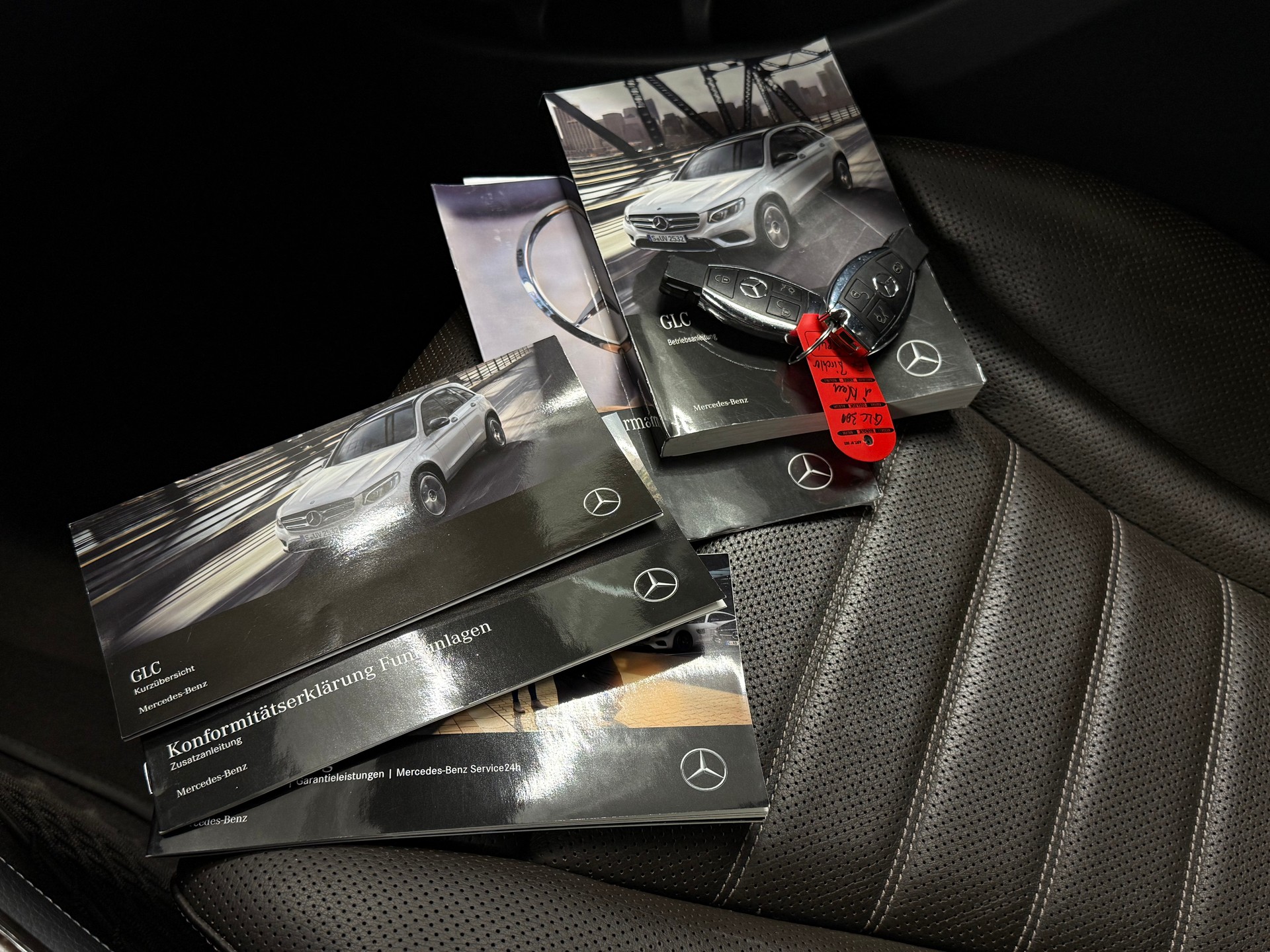 MERCEDES-BENZ GLC 300 4Matic AMG Line 9G-Tronic-image-24