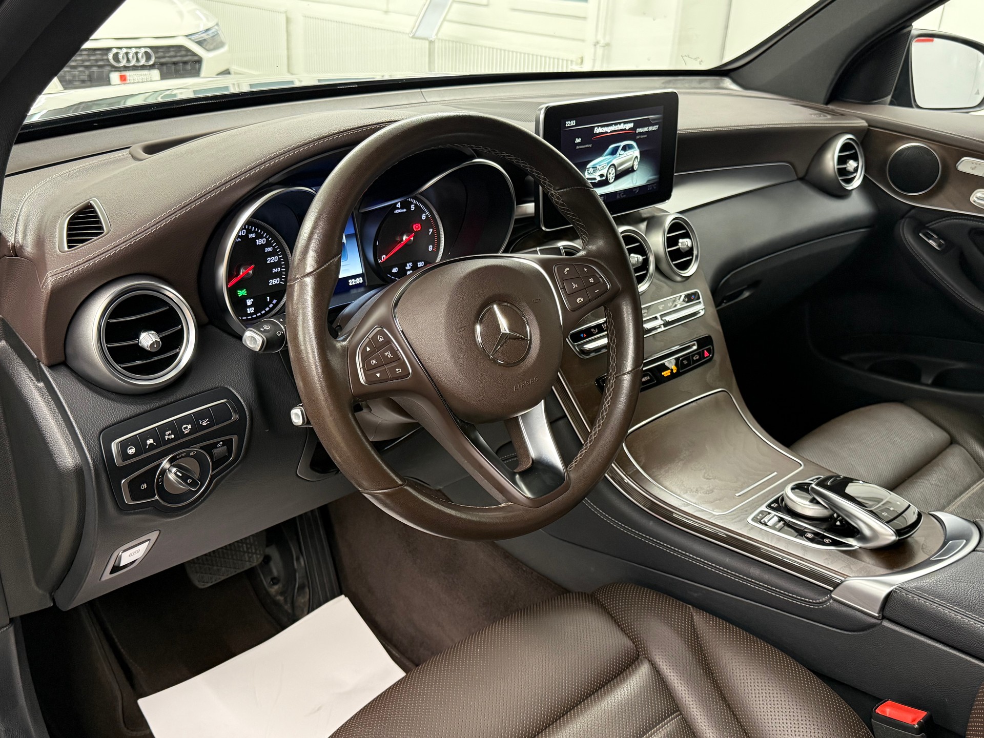 MERCEDES-BENZ GLC 300 4Matic AMG Line 9G-Tronic-image-10
