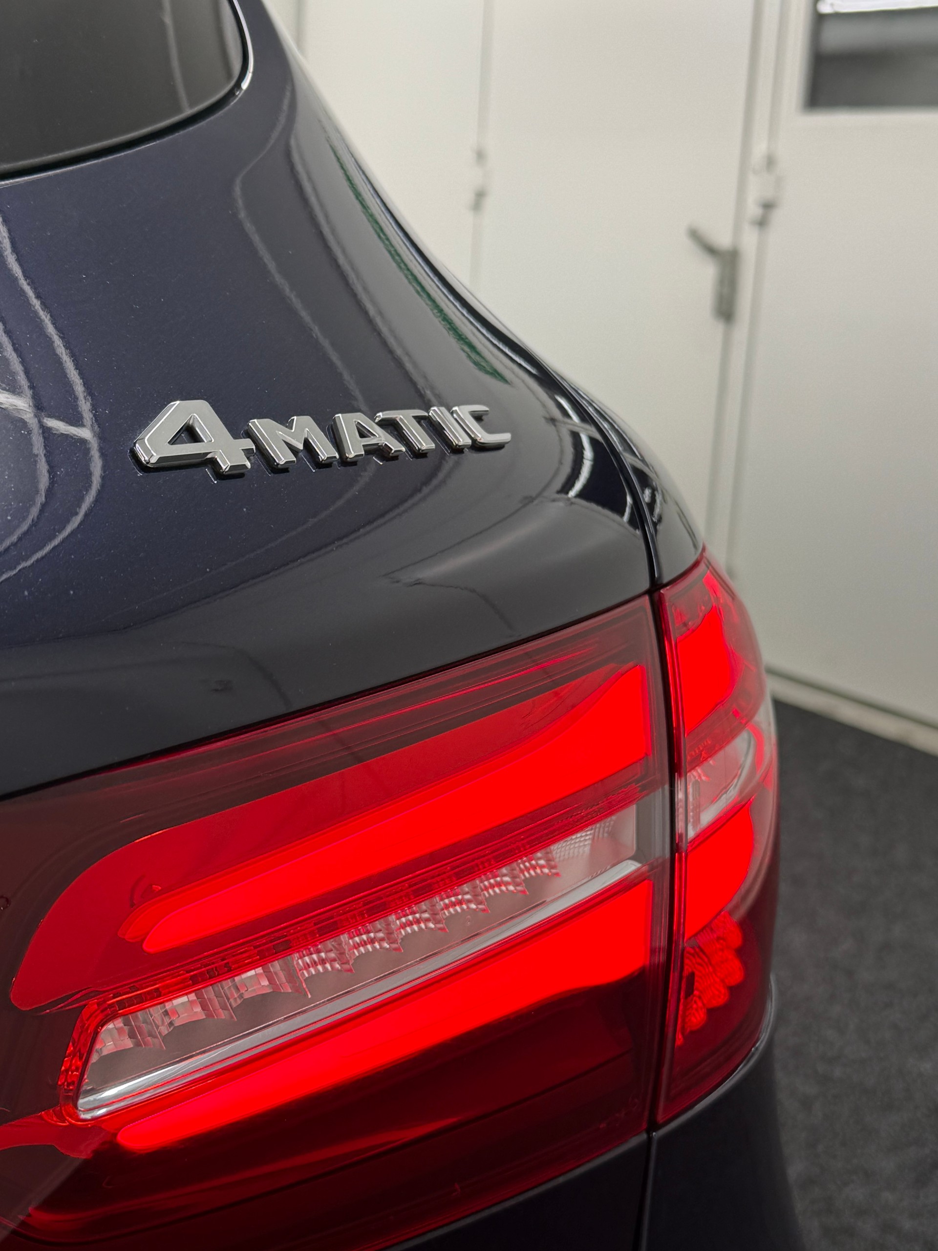 MERCEDES-BENZ GLC 300 4Matic AMG Line 9G-Tronic-image-9