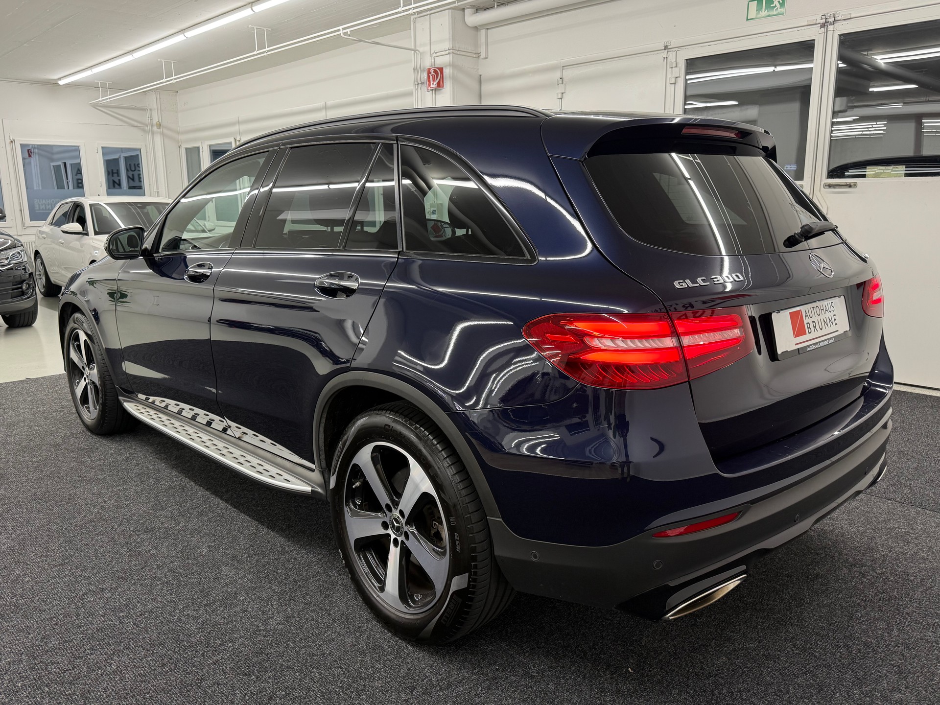 MERCEDES-BENZ GLC 300 4Matic AMG Line 9G-Tronic-image-6