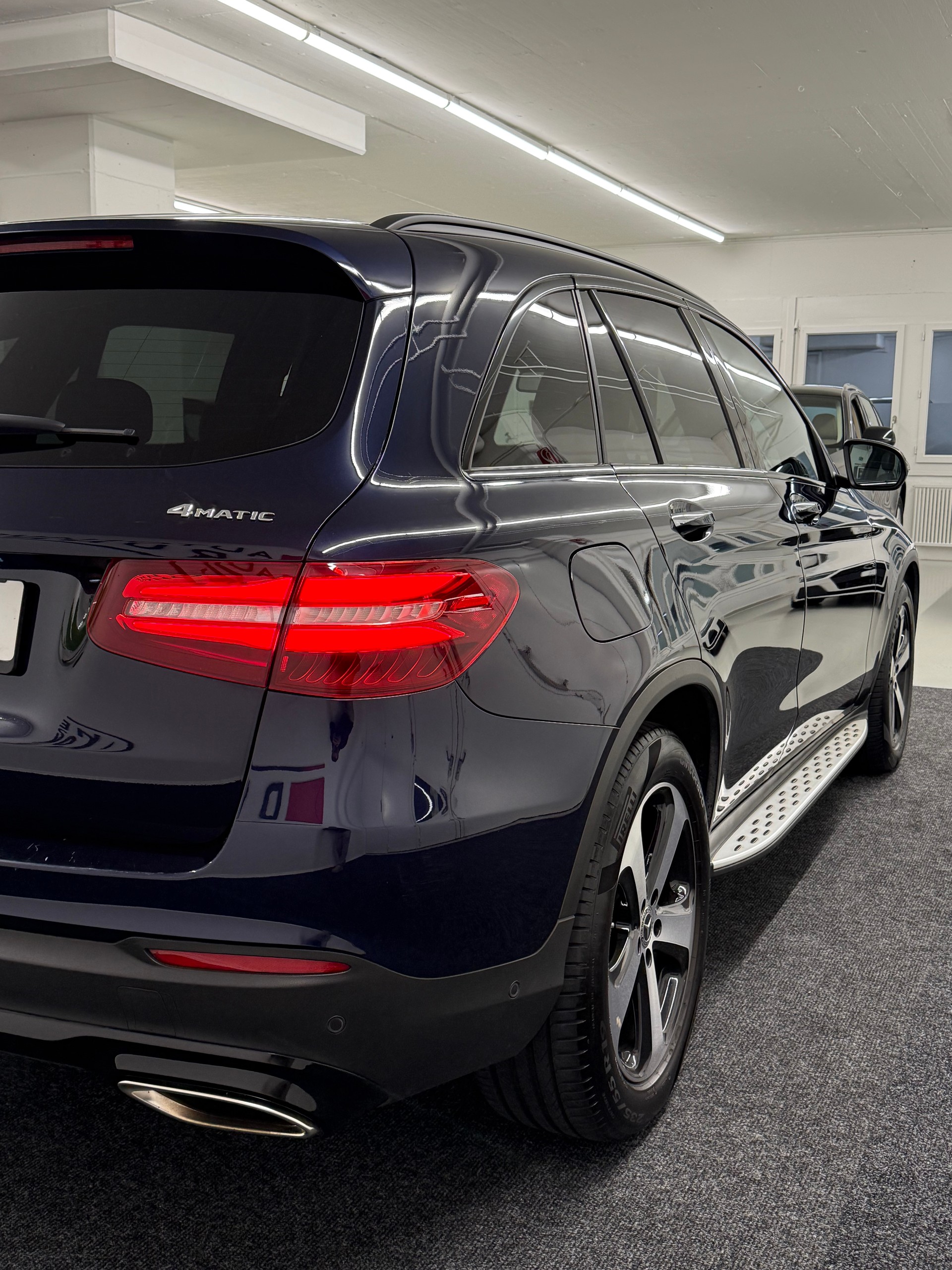 MERCEDES-BENZ GLC 300 4Matic AMG Line 9G-Tronic-image-3