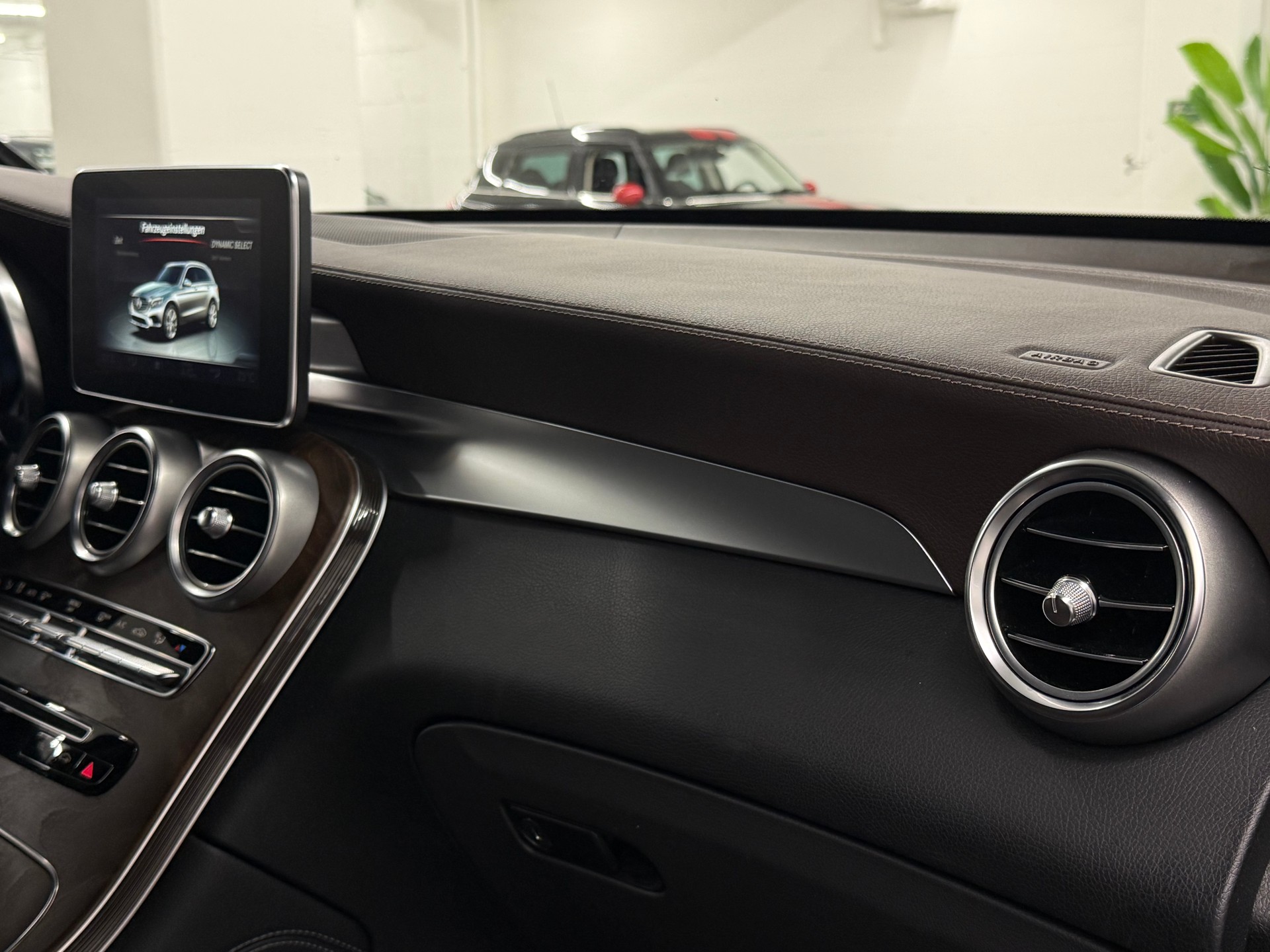 MERCEDES-BENZ GLC 300 4Matic AMG Line 9G-Tronic-image-18