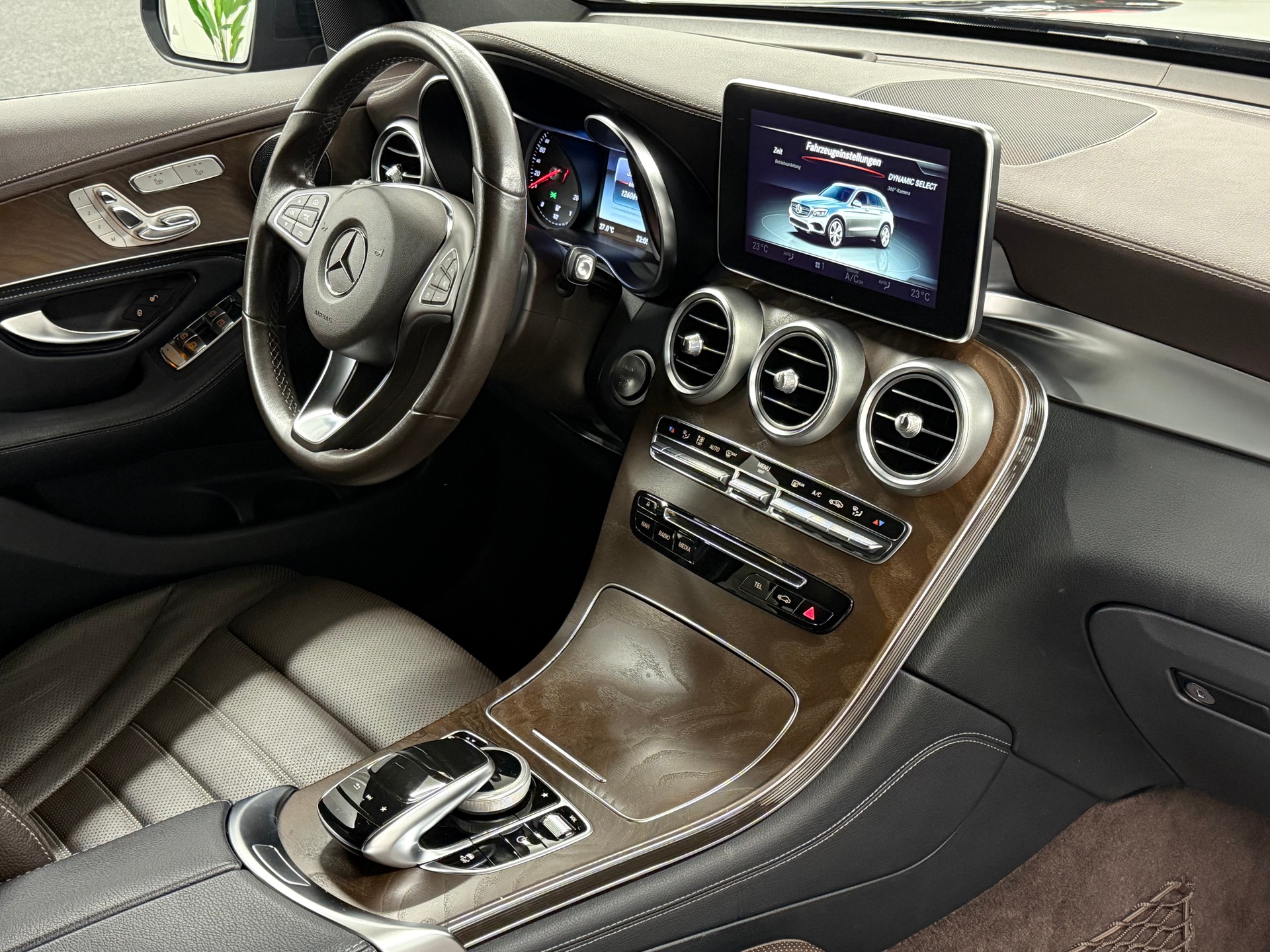 MERCEDES-BENZ GLC 300 4Matic AMG Line 9G-Tronic-image-13