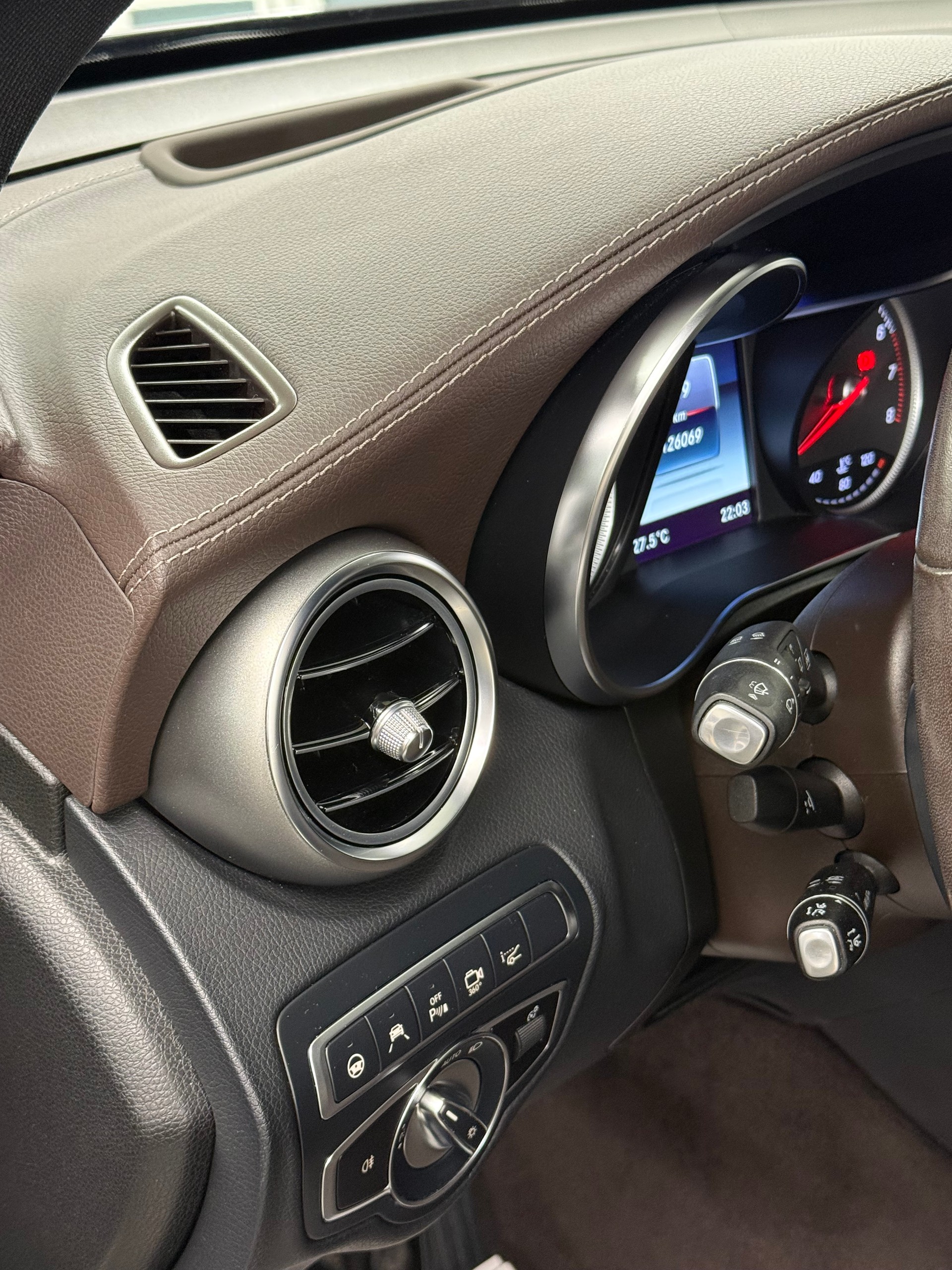 MERCEDES-BENZ GLC 300 4Matic AMG Line 9G-Tronic-image-16