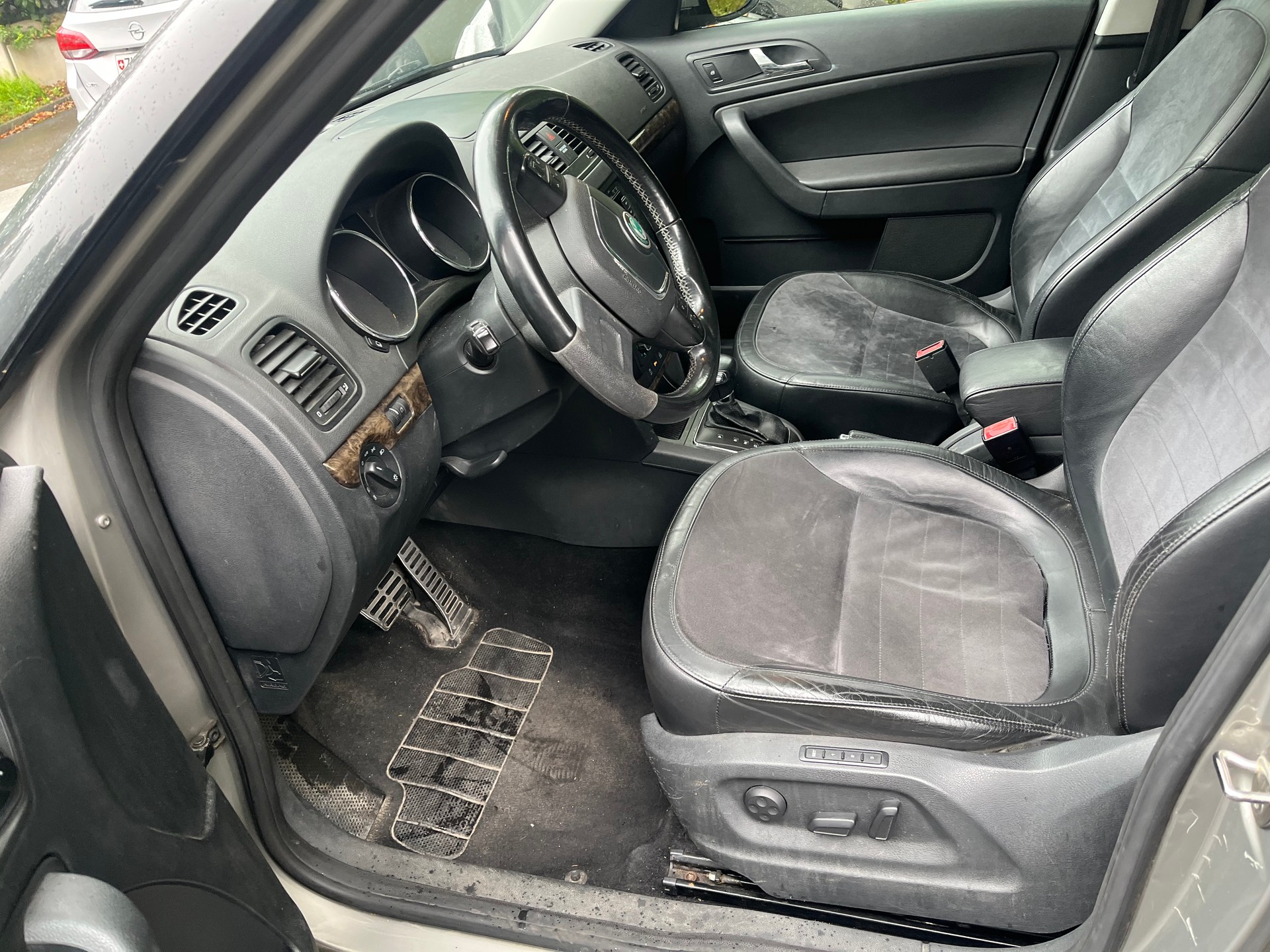 SKODA Yeti 2.0 TDI Clever 4x4 DSG-image-12