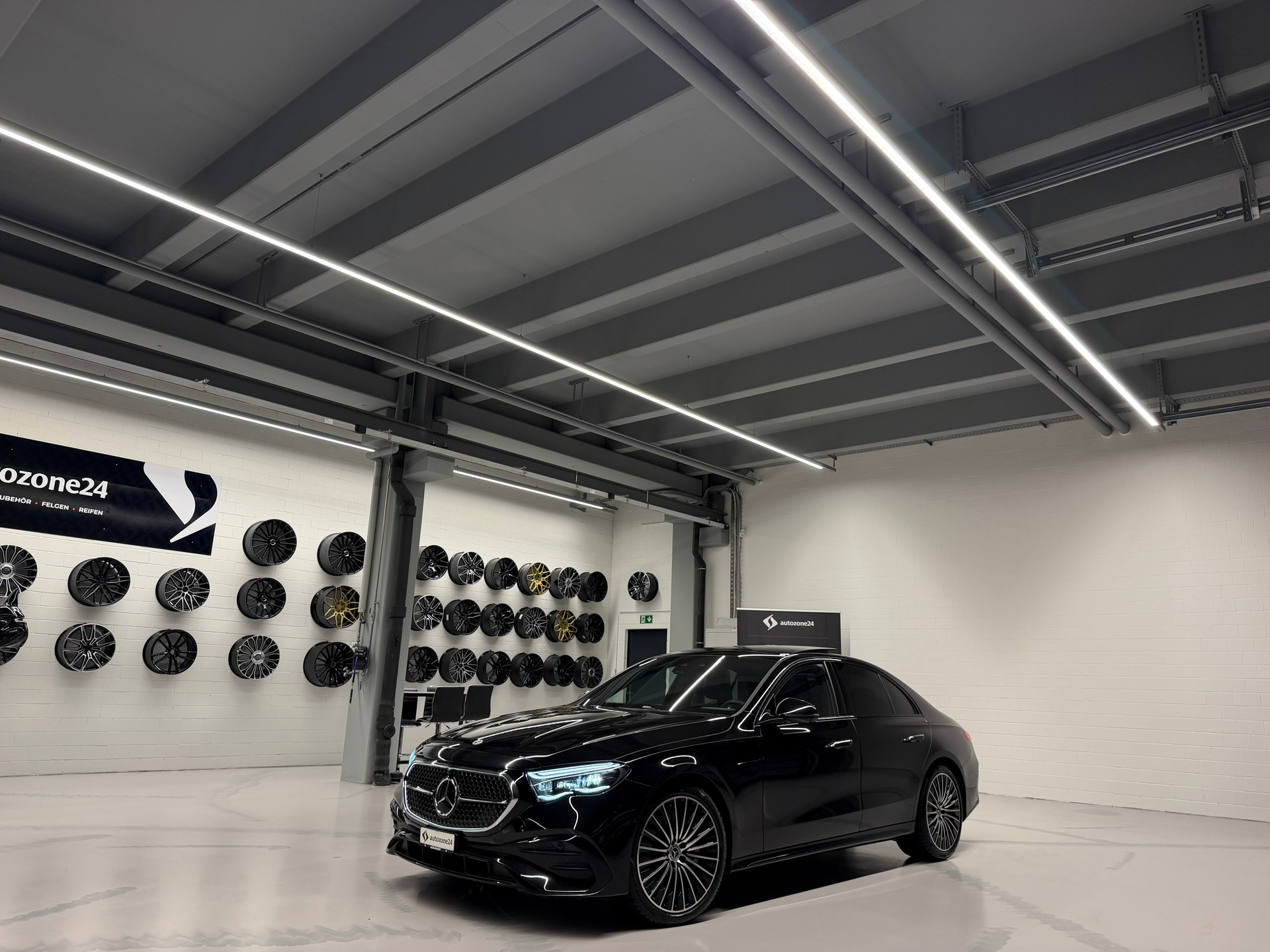 MERCEDES-BENZ E 220 d AMG Line 4matic *CH-Auto*Gratis Service*Werksgarantie MSI bis 18.12.2028*NP CHF 105'424*-image-5