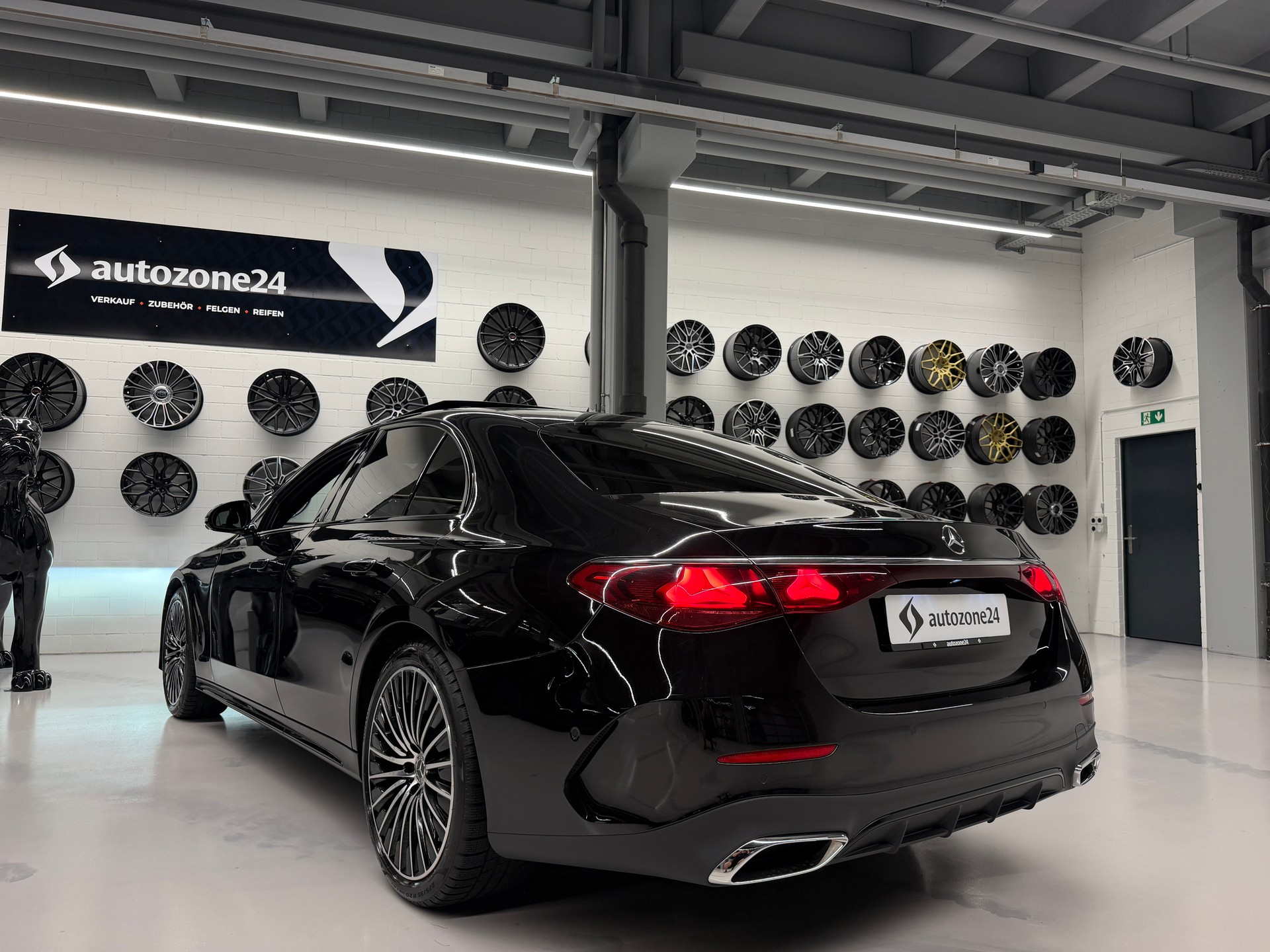 MERCEDES-BENZ E 220 d AMG Line 4matic *CH-Auto*Gratis Service*Werksgarantie MSI bis 18.12.2028*NP CHF 105'424*-image-12