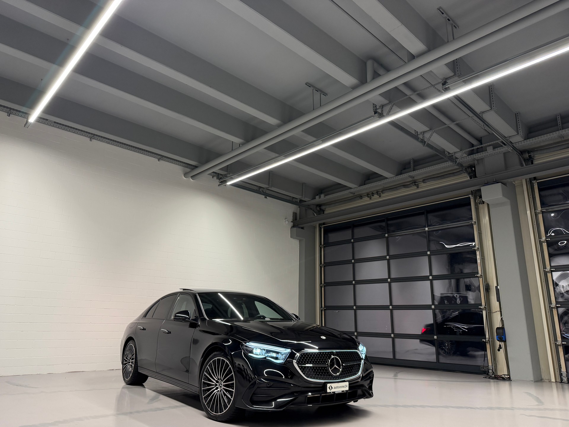 MERCEDES-BENZ E 220 d AMG Line 4matic *CH-Auto*Gratis Service*Werksgarantie MSI bis 18.12.2028*NP CHF 105'424*-image-1