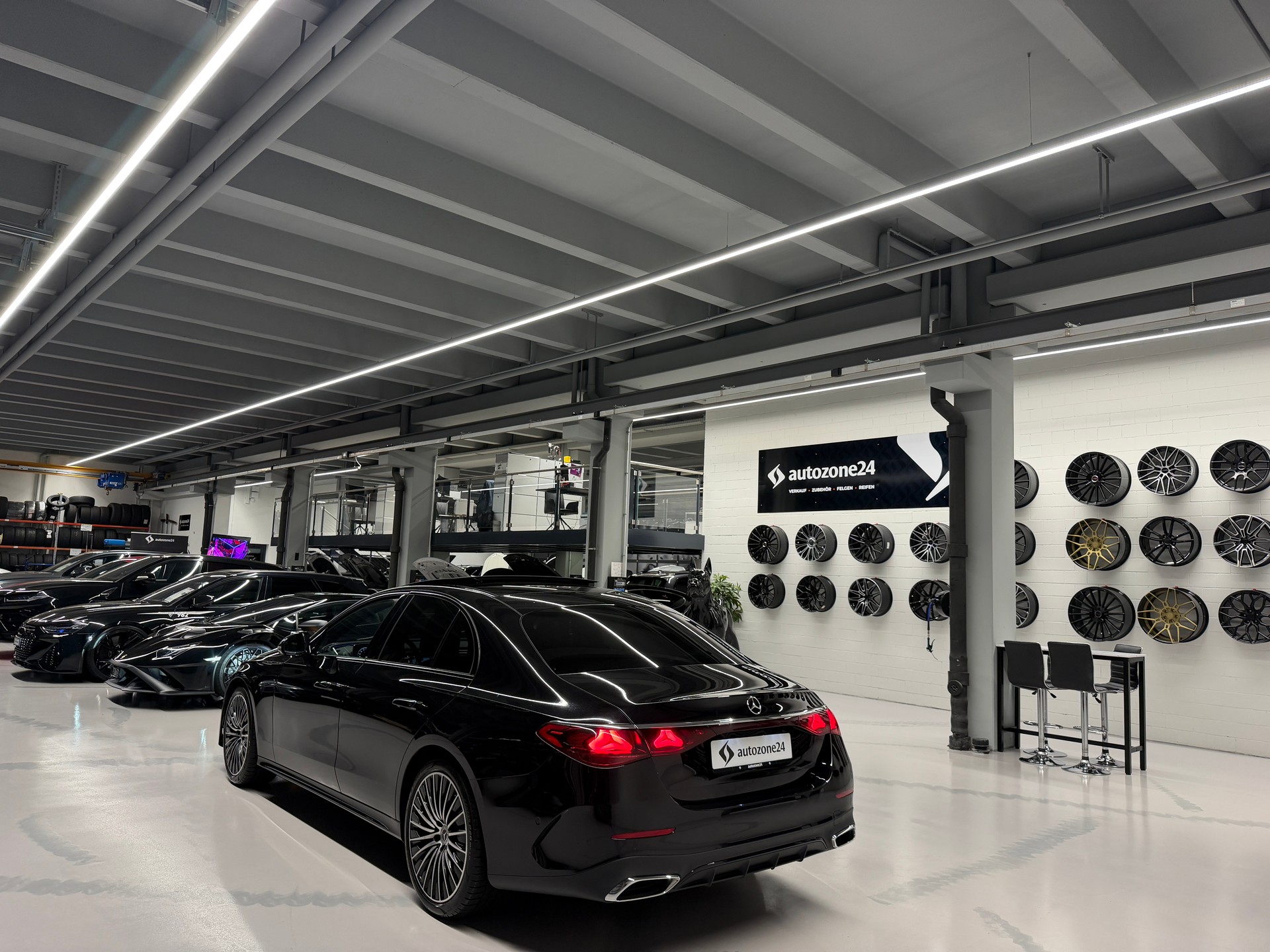MERCEDES-BENZ E 220 d AMG Line 4matic *CH-Auto*Gratis Service*Werksgarantie MSI bis 18.12.2028*NP CHF 105'424*-image-9