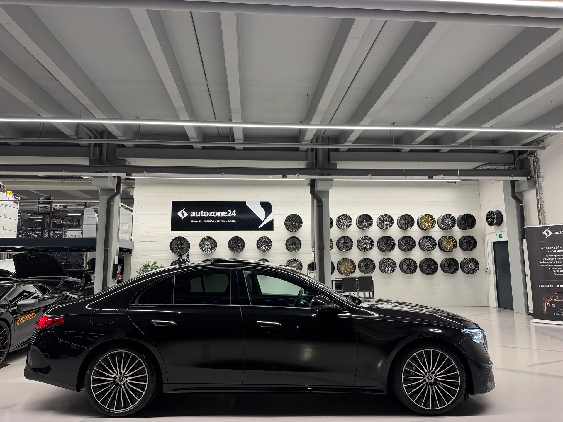 MERCEDES-BENZ E 220 d AMG Line 4matic *CH-Auto*Gratis Service*Werksgarantie MSI bis 18.12.2028*NP CHF 105'424*-image-4