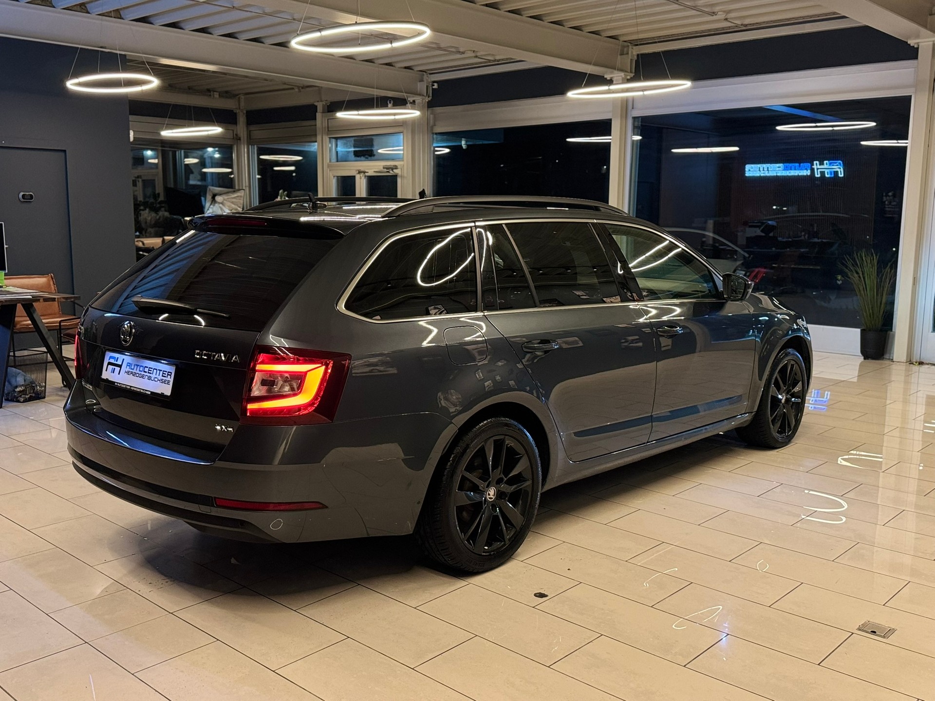 SKODA Octavia Combi 2.0 TDI Style 4x4-image-6