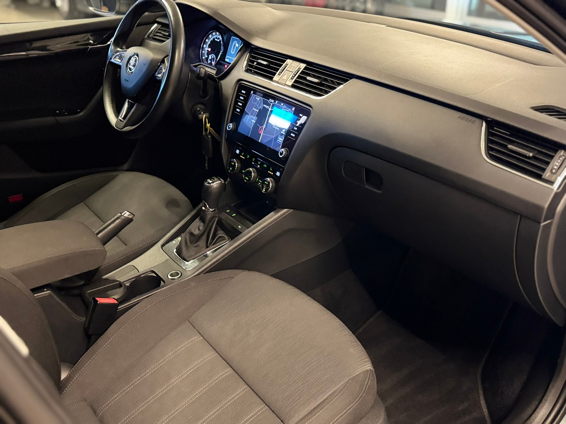 SKODA Octavia Combi 2.0 TDI Style 4x4-image-12