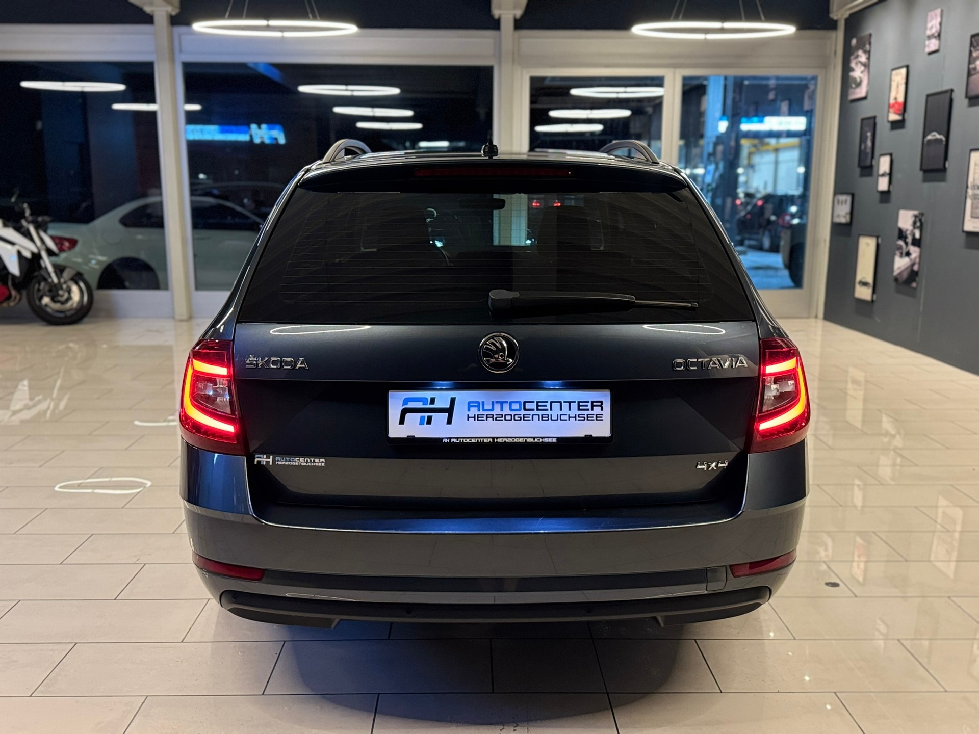 SKODA Octavia Combi 2.0 TDI Style 4x4-image-5