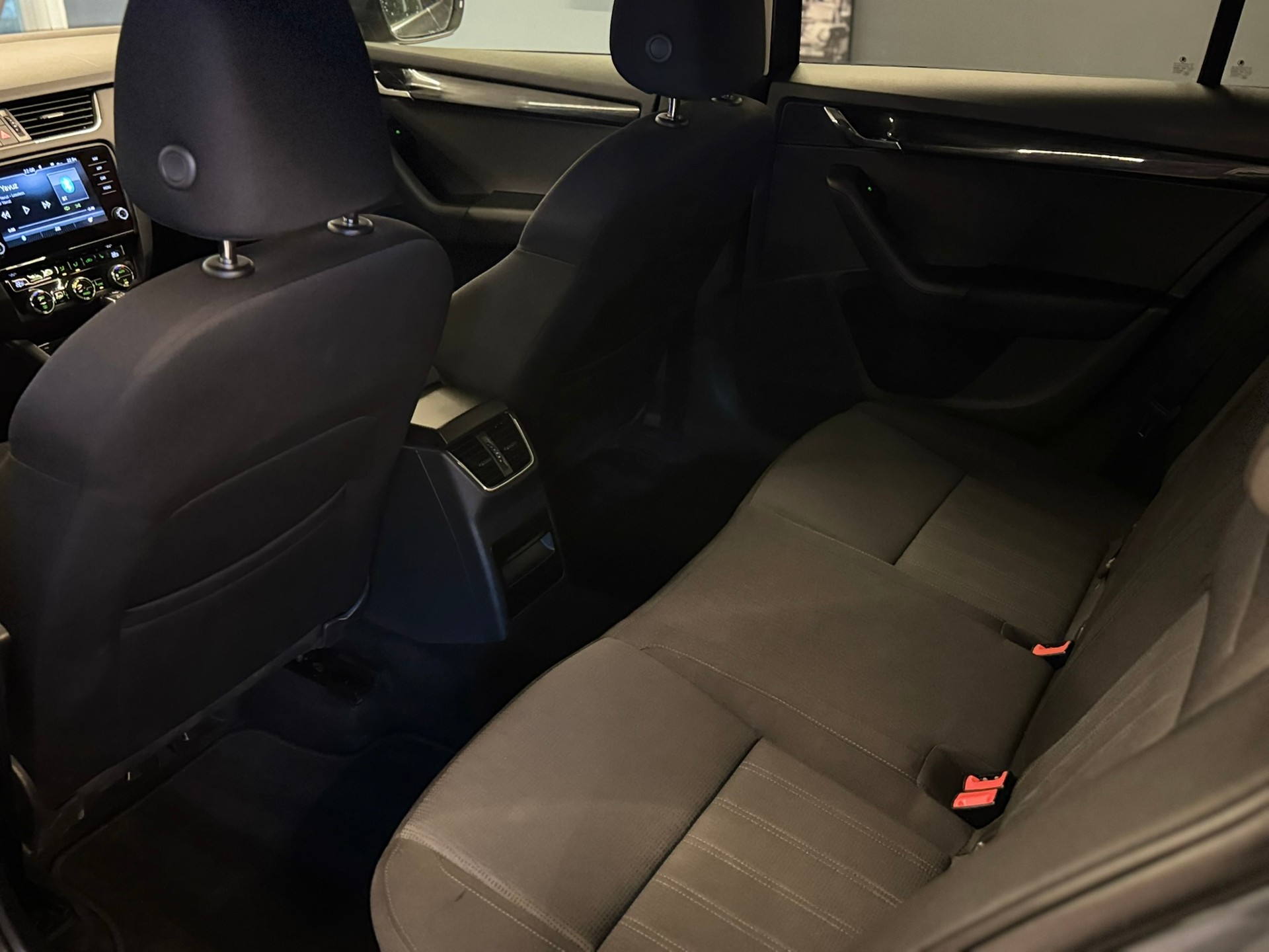 SKODA Octavia Combi 2.0 TDI Style 4x4-image-15