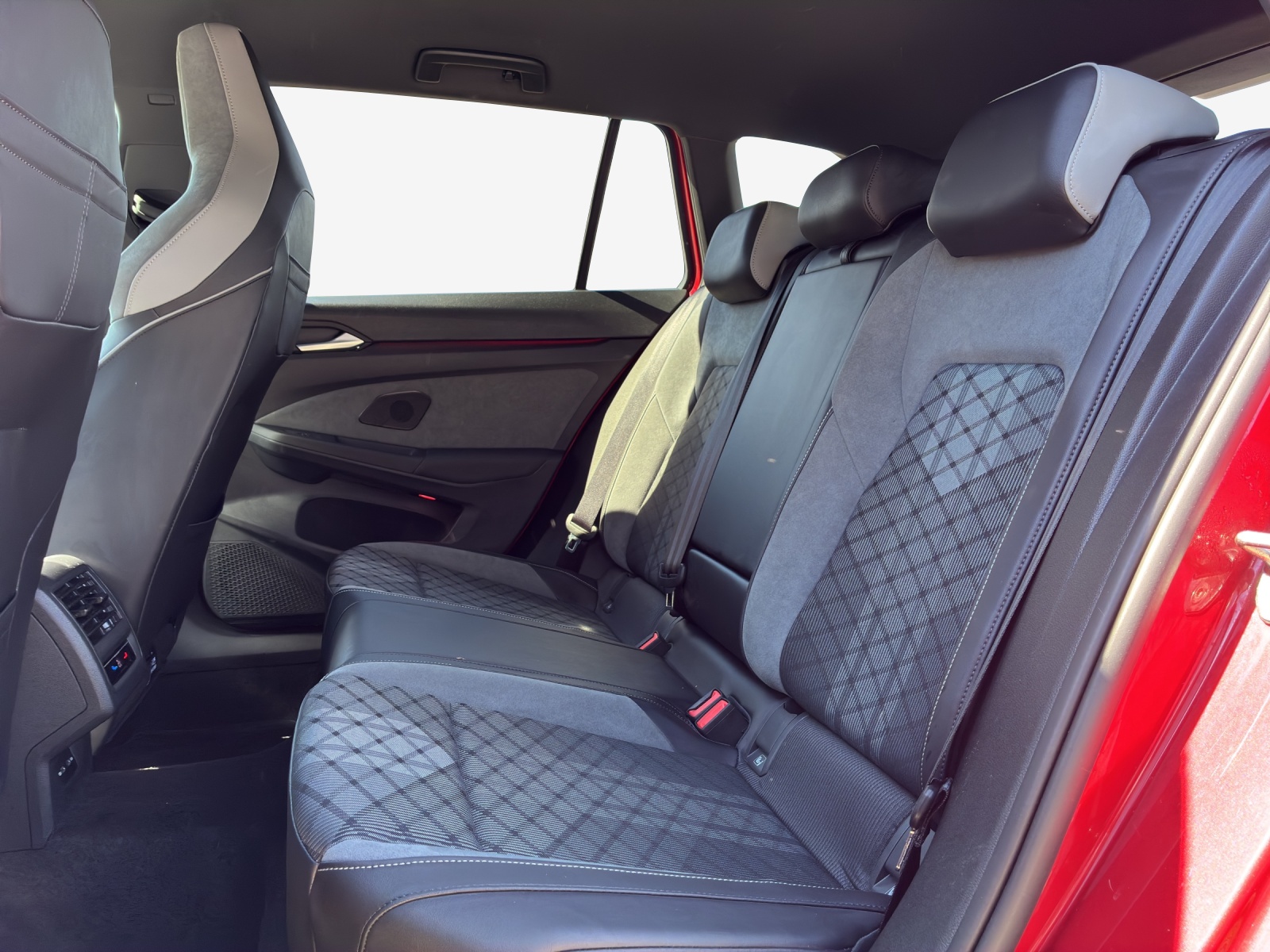 VW Golf Variant 2.0 TSI R-Line DSG-image-11