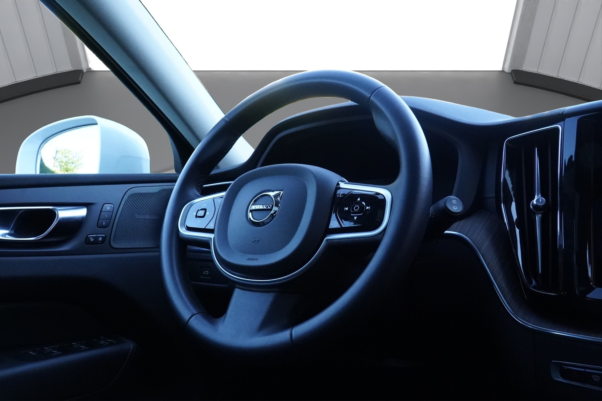 VOLVO XC60 B5 Benzin Mild Hybrid AWD Ultimate Bright Geartronic R-Design *CH Fahrzeug & AHK-2400*-image-13