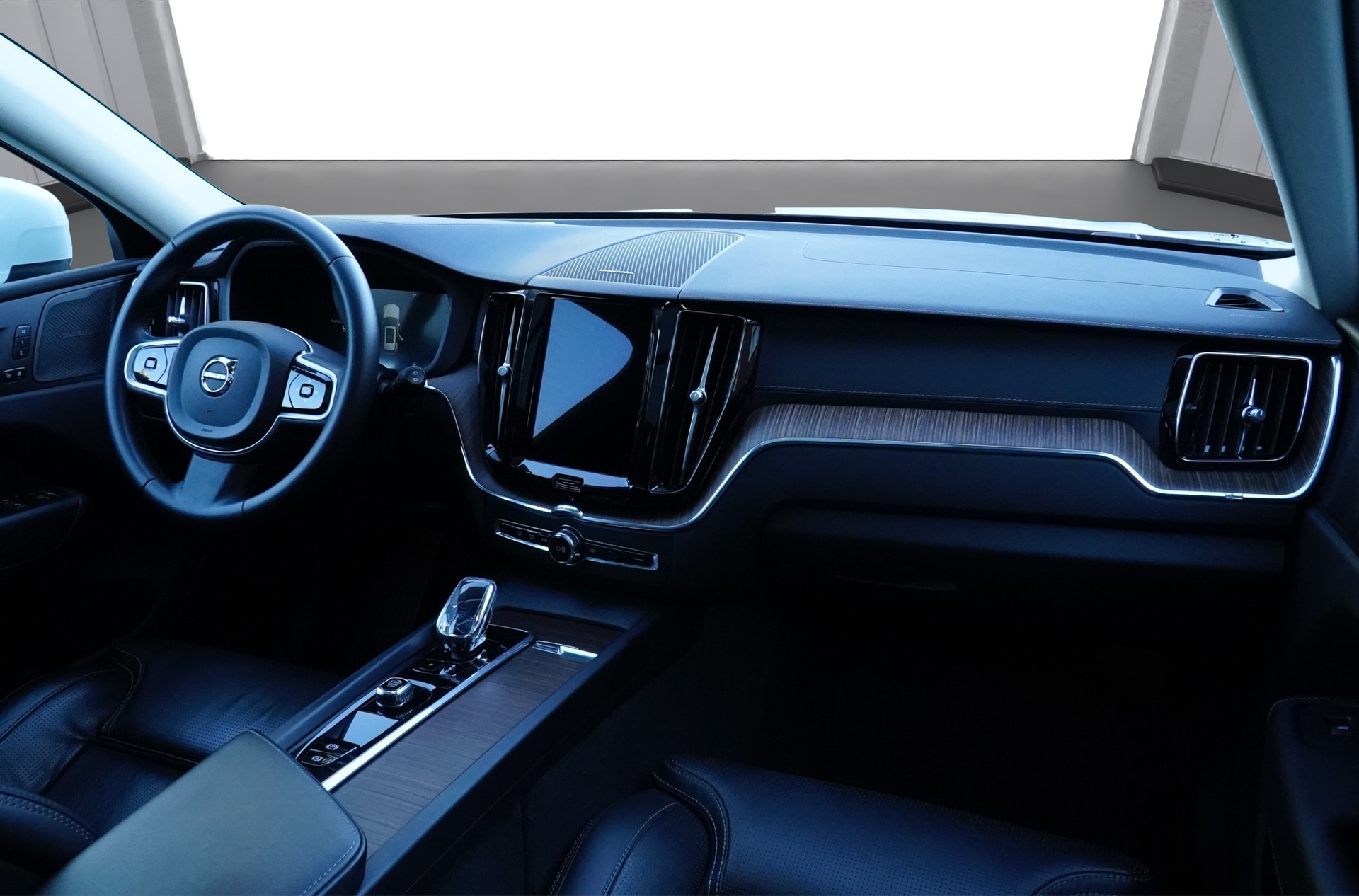 VOLVO XC60 B5 Benzin Mild Hybrid AWD Ultimate Bright Geartronic R-Design *CH Fahrzeug & AHK-2400*-image-12
