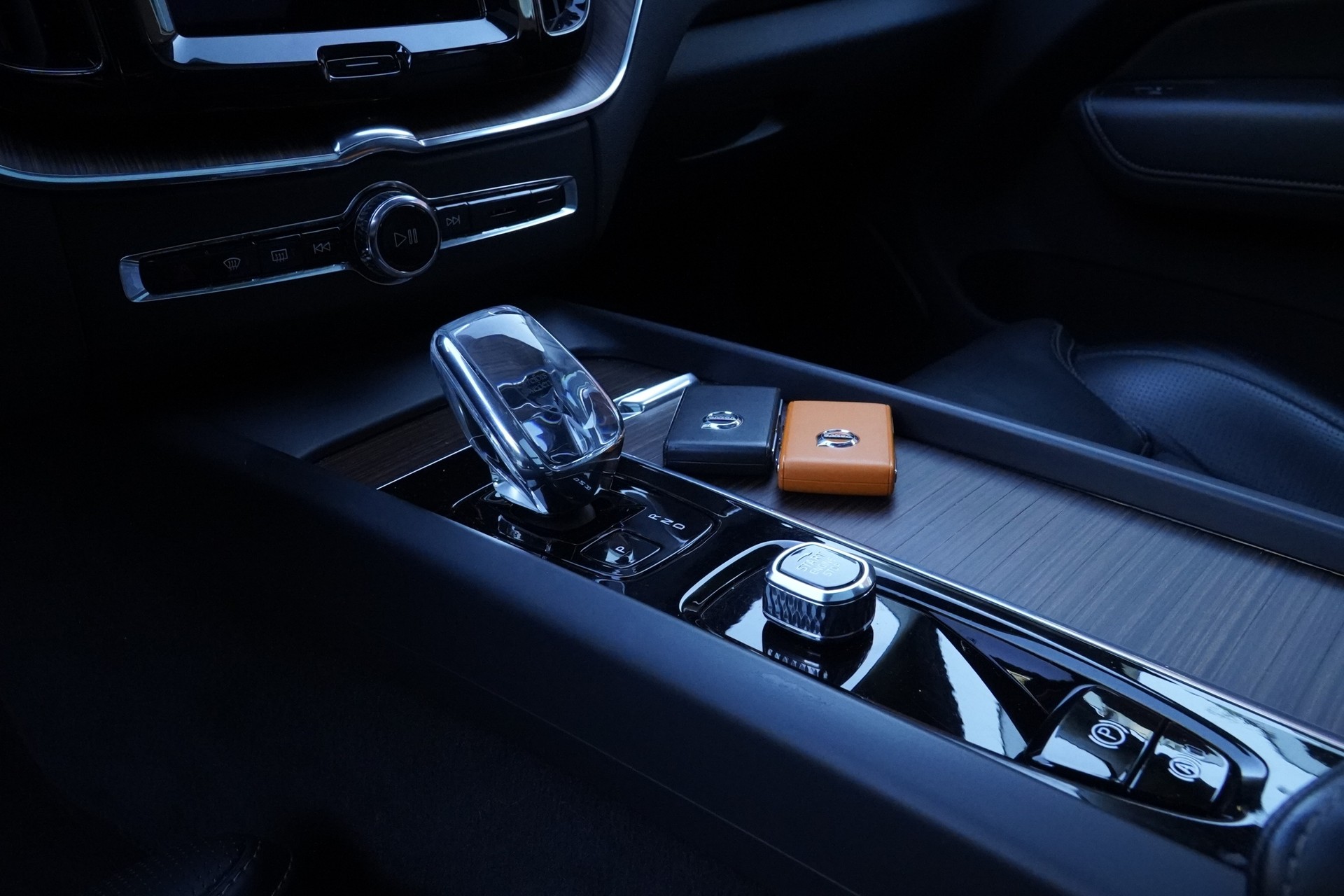 VOLVO XC60 B5 Benzin Mild Hybrid AWD Ultimate Bright Geartronic R-Design *CH Fahrzeug & AHK-2400*-image-9