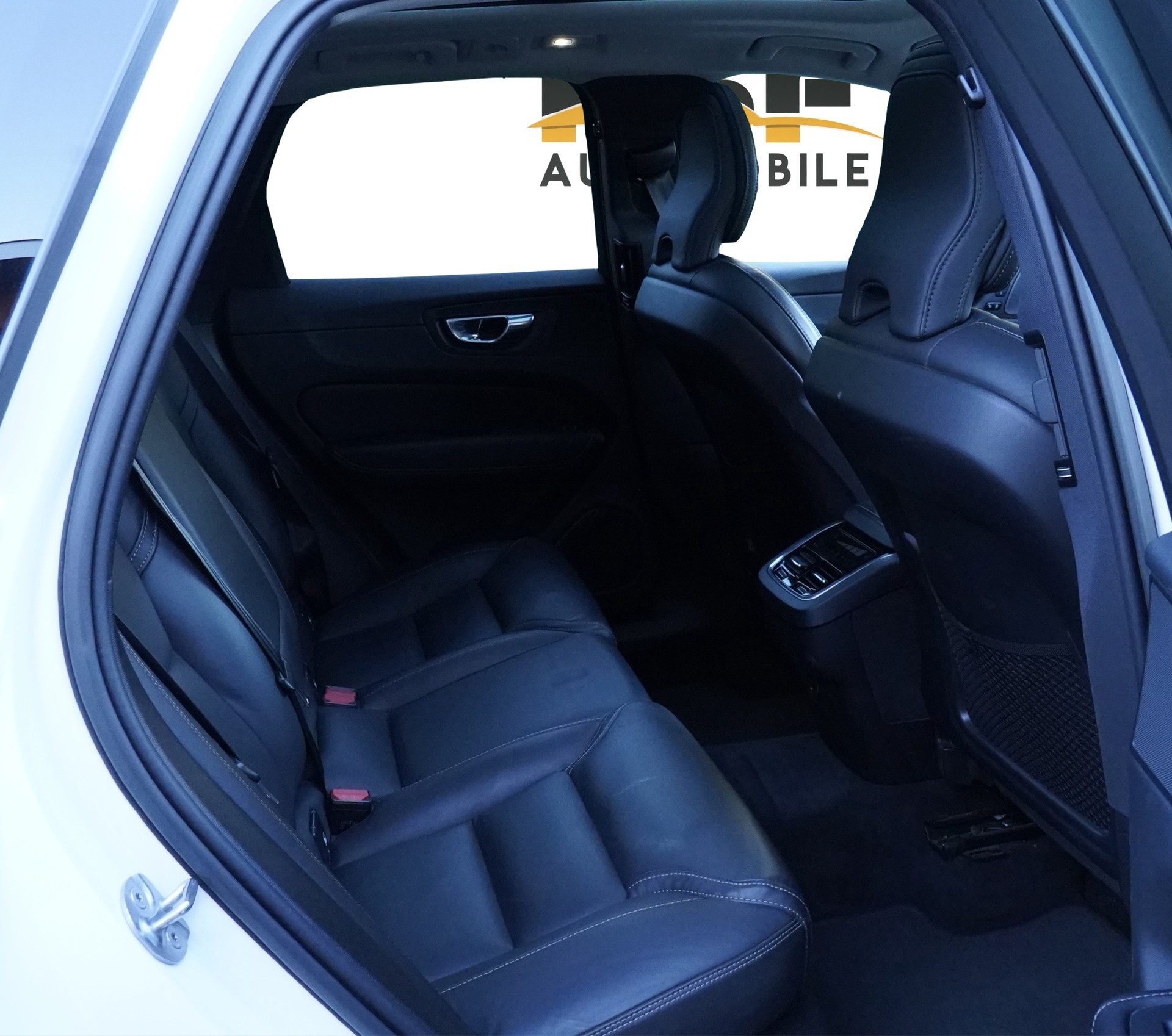 VOLVO XC60 B5 Benzin Mild Hybrid AWD Ultimate Bright Geartronic R-Design *CH Fahrzeug & AHK-2400*-image-15