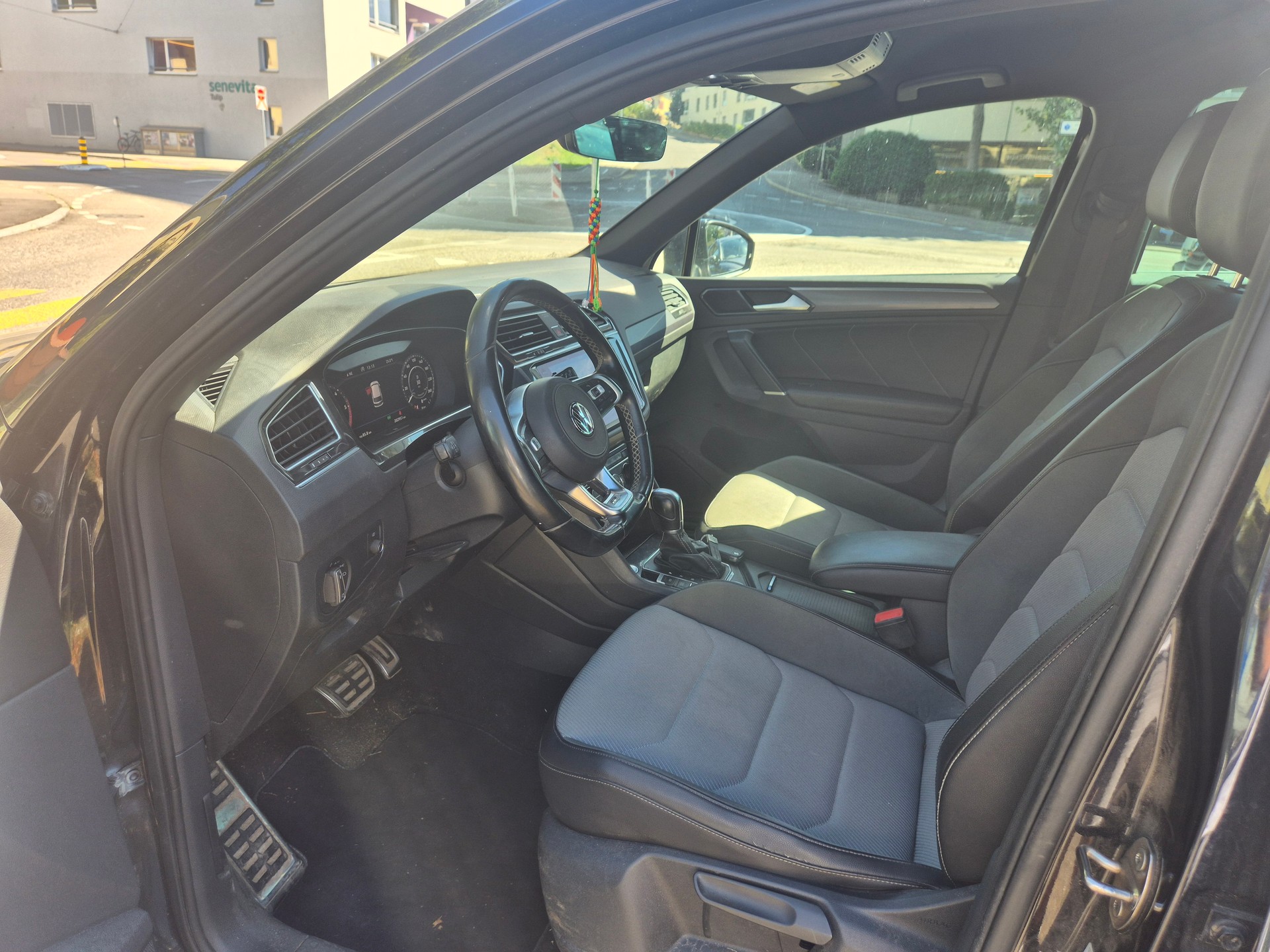 VW Tiguan 2.0 TDI SCR R-line 4Motion DSG-image-8