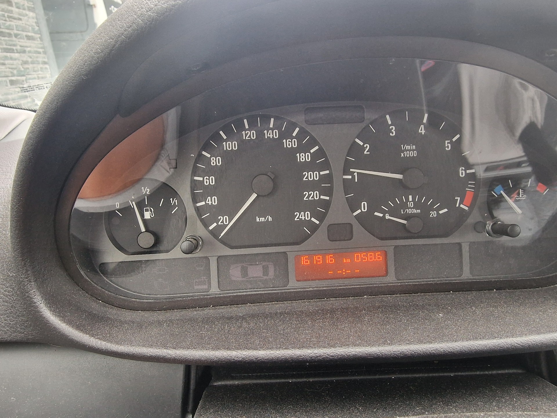 BMW 318 ti Compact-image-11