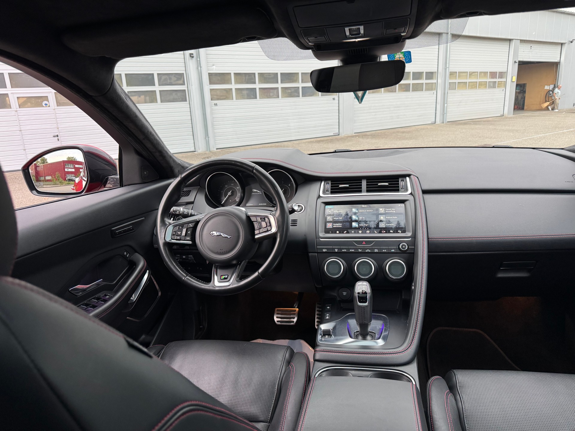JAGUAR 2.0 D 180 R-Dynamic S AWD-image-11