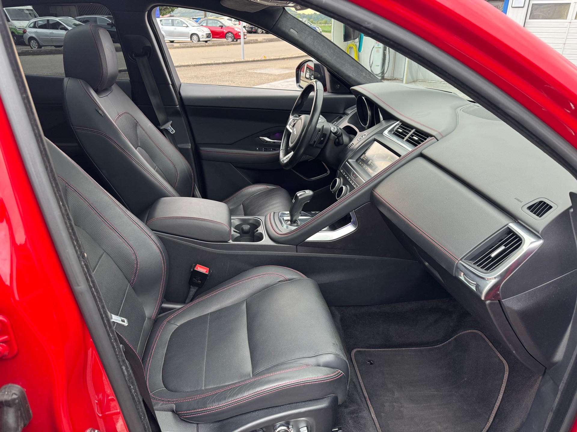 JAGUAR 2.0 D 180 R-Dynamic S AWD-image-9